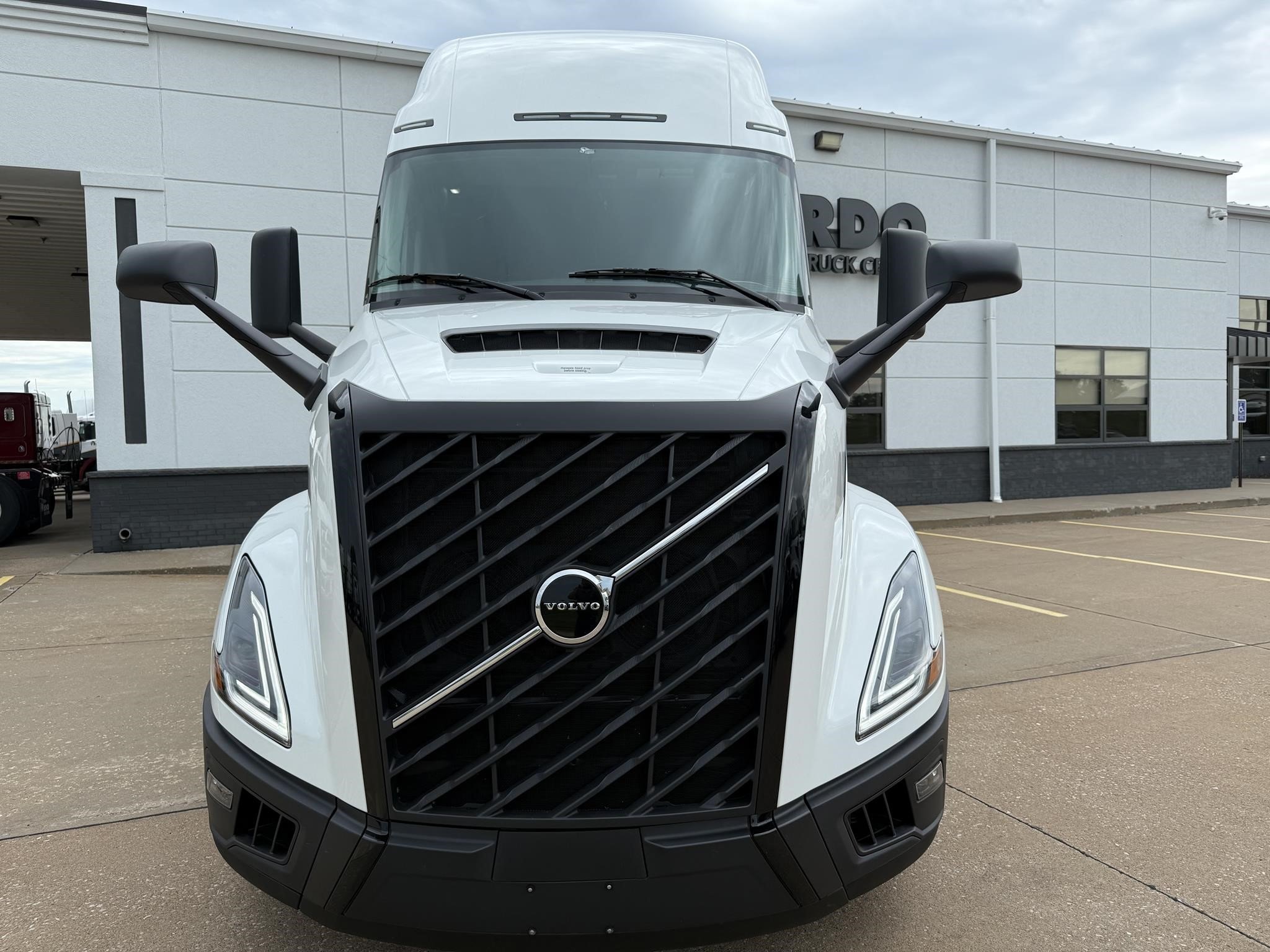 2026 VOLVO VNL64T860 - image 2 of 6