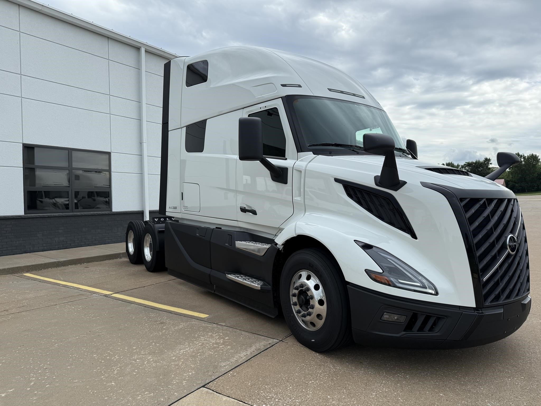 2026 VOLVO VNL64T860 - image 3 of 6