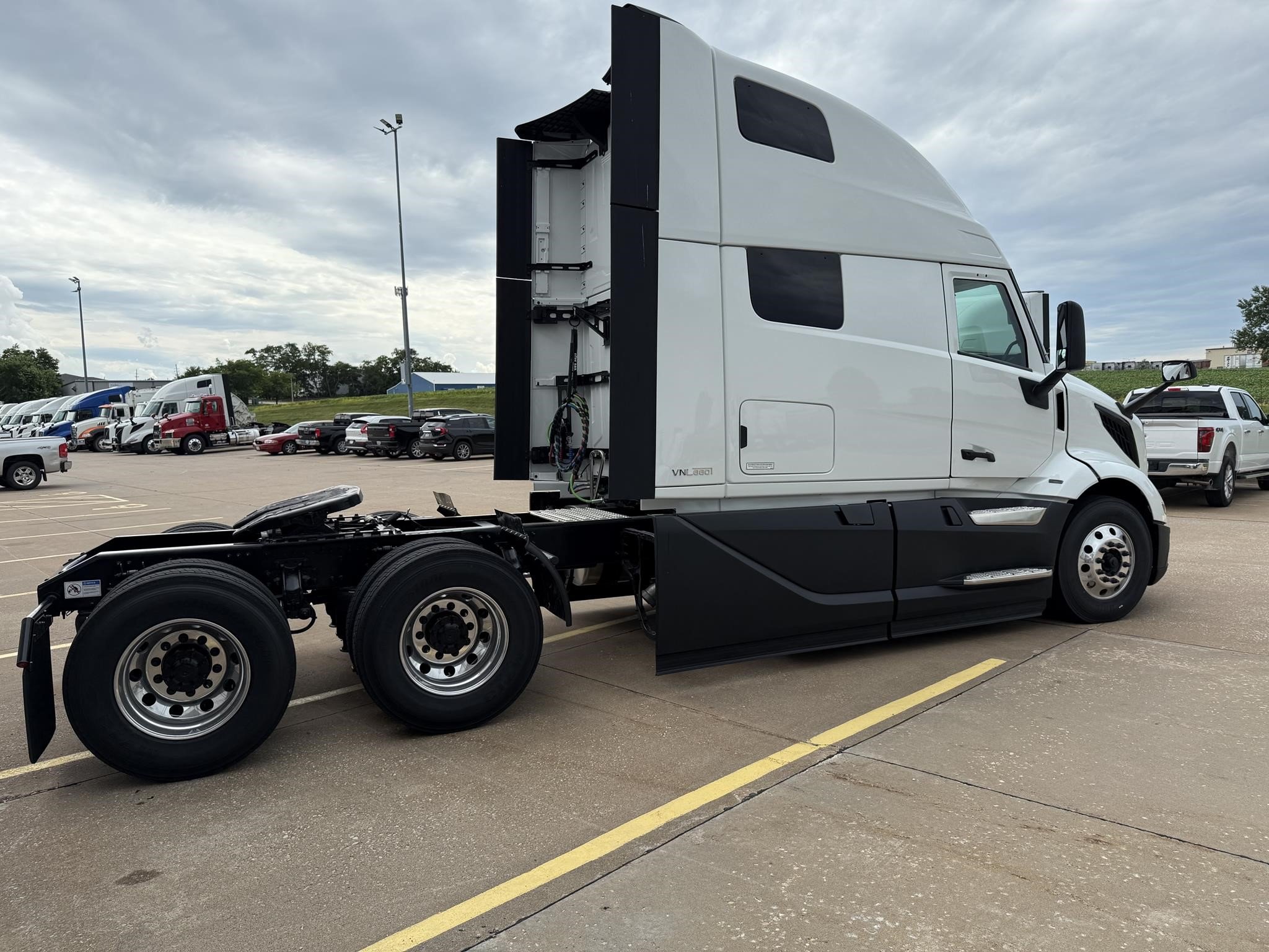2026 VOLVO VNL64T860 - image 4 of 6