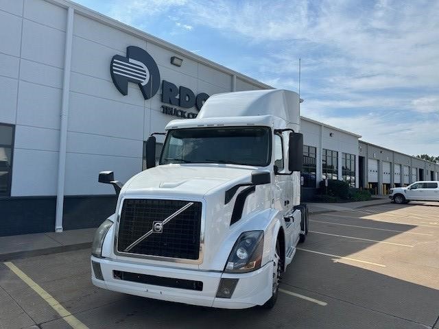 2017 VOLVO VNL64T630 - image 1 of 6