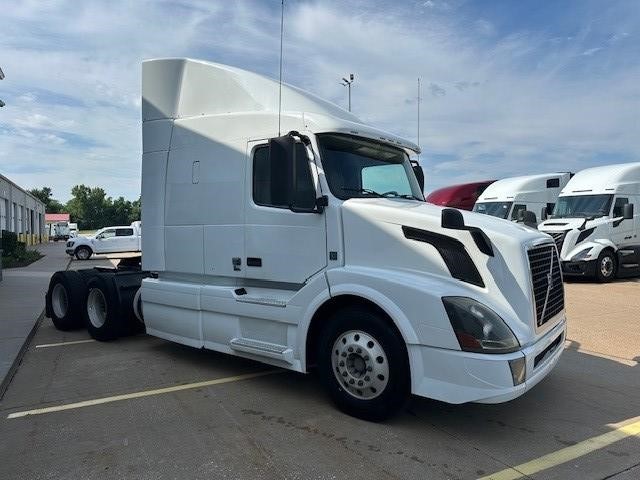 2017 VOLVO VNL64T630 - image 2 of 6