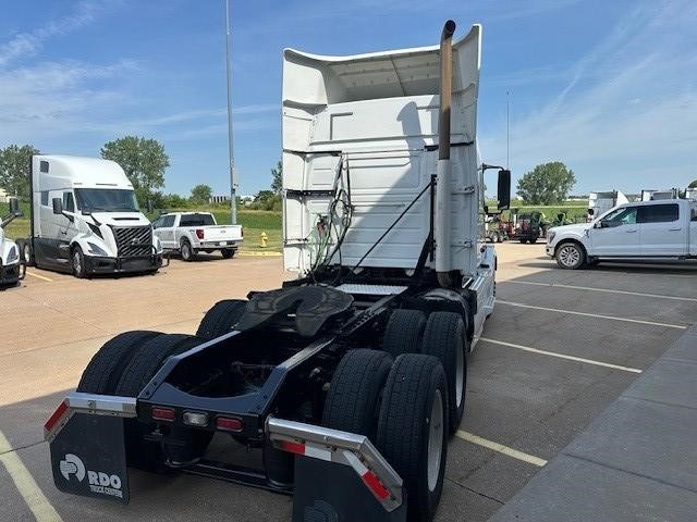 2017 VOLVO VNL64T630 - image 3 of 6