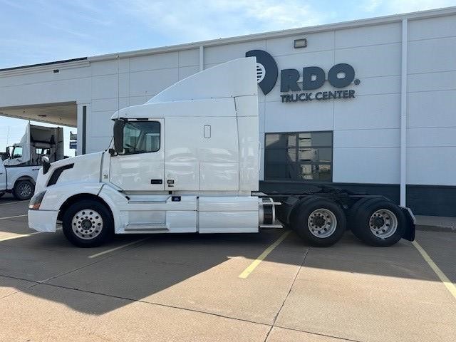2017 VOLVO VNL64T630 - image 4 of 6