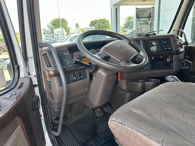 2017 VOLVO VNL64T630 - image 5 of 6