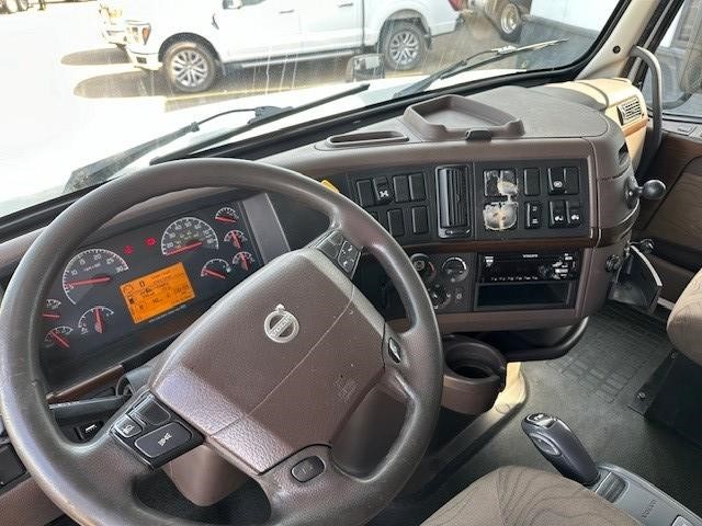 2017 VOLVO VNL64T630 - image 6 of 6