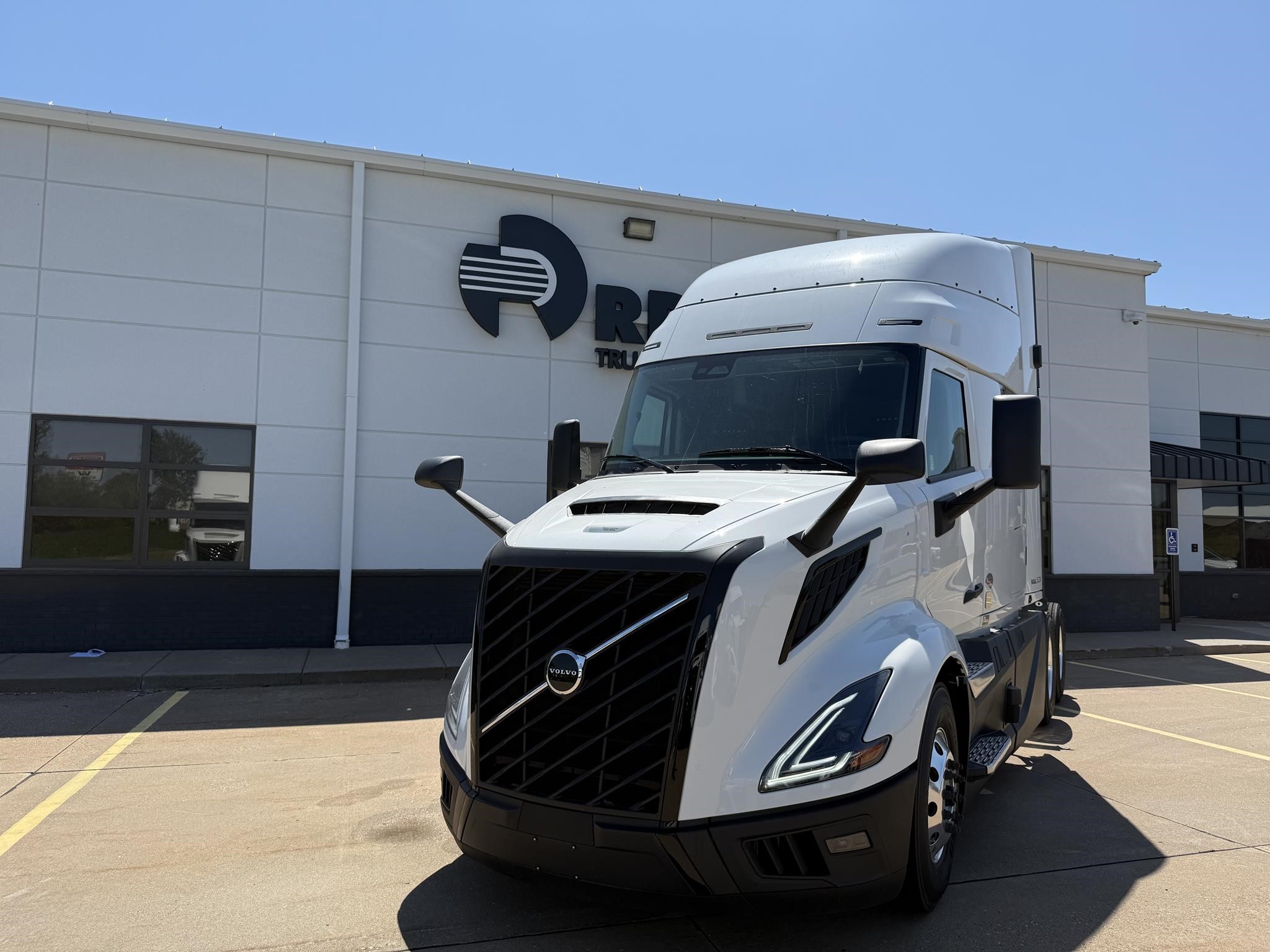 2026 VOLVO VNL64T640 - image 1 of 6