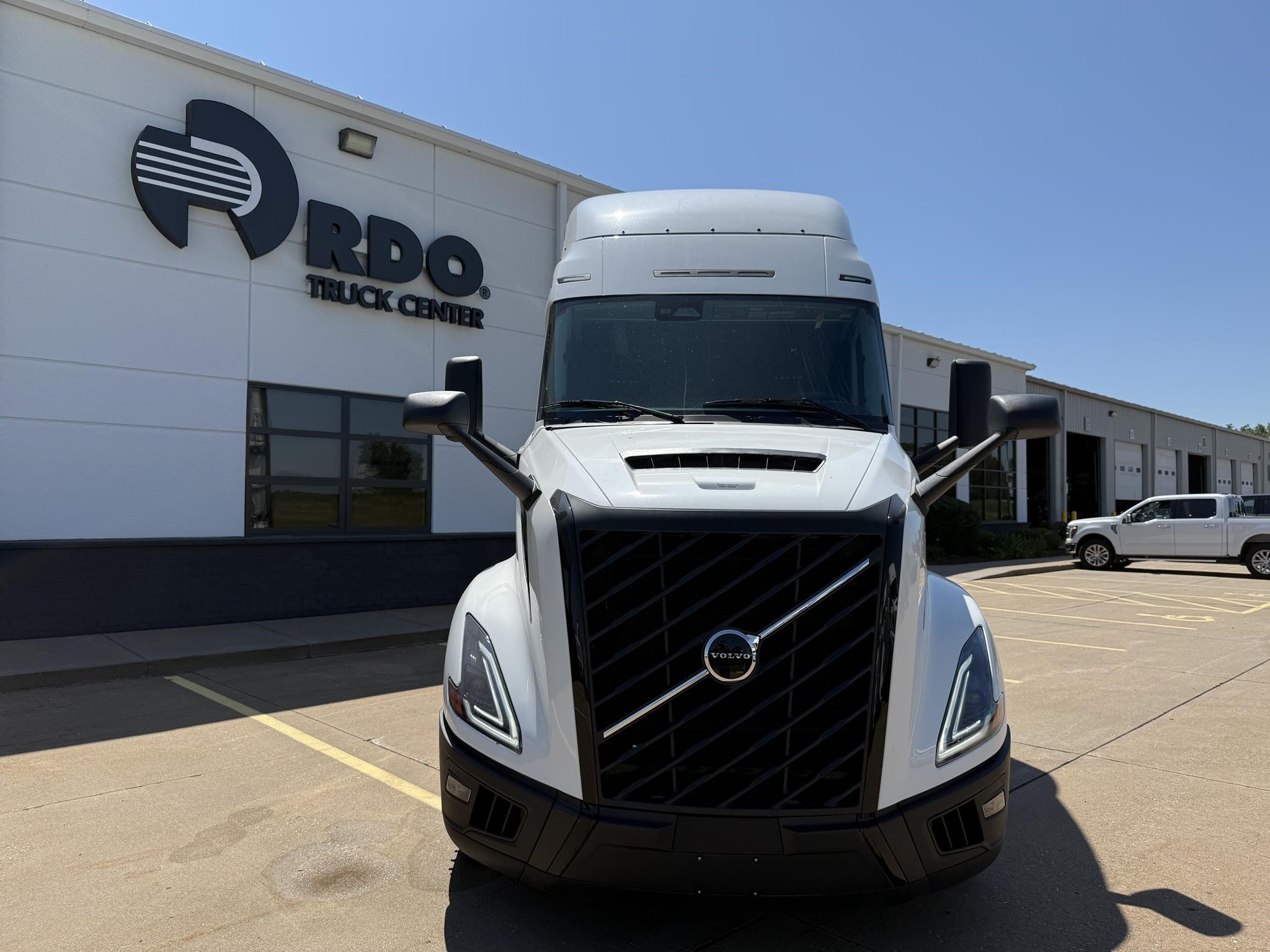 2026 VOLVO VNL64T640 - image 2 of 6