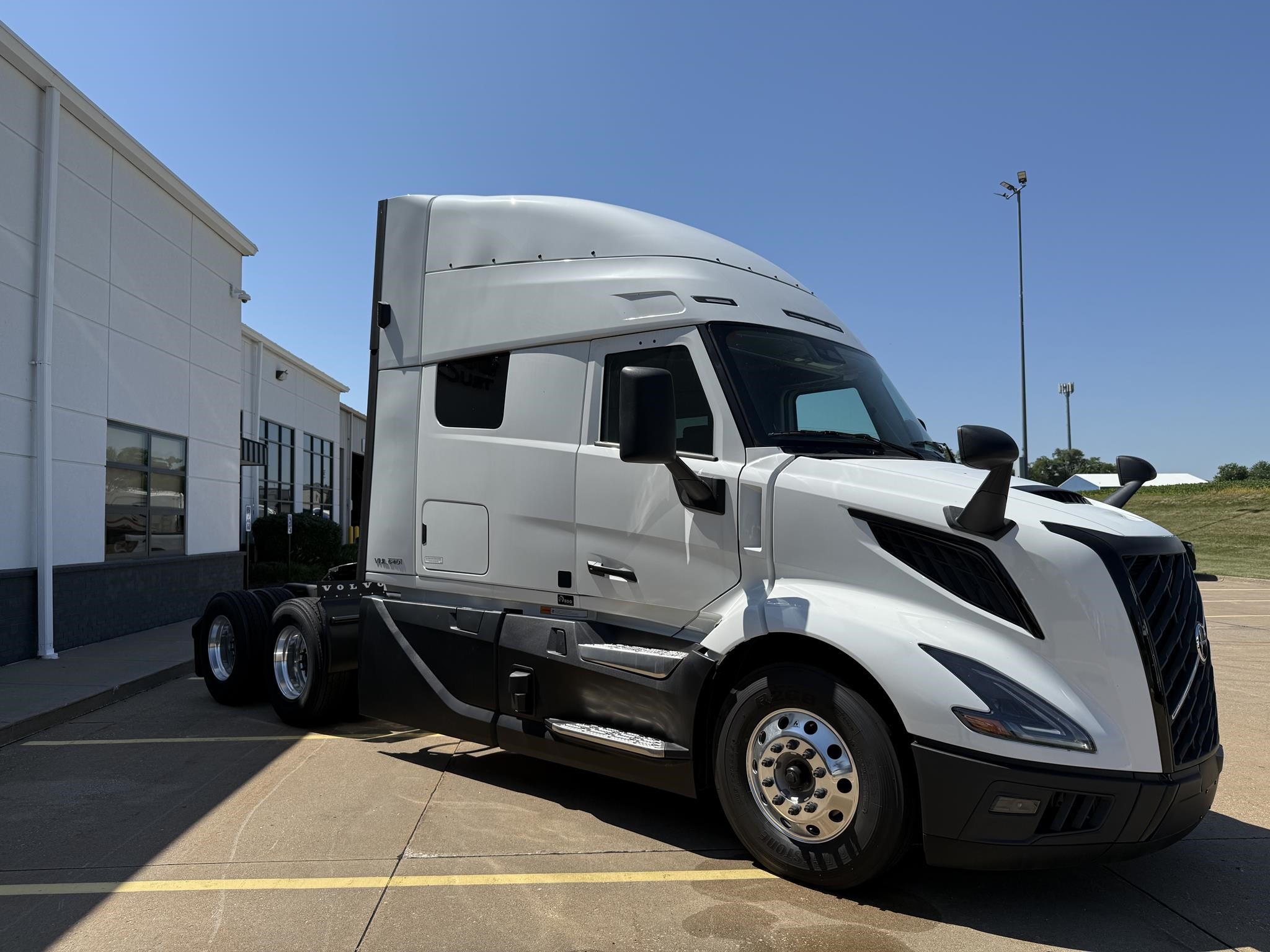 2026 VOLVO VNL64T640 - image 3 of 6