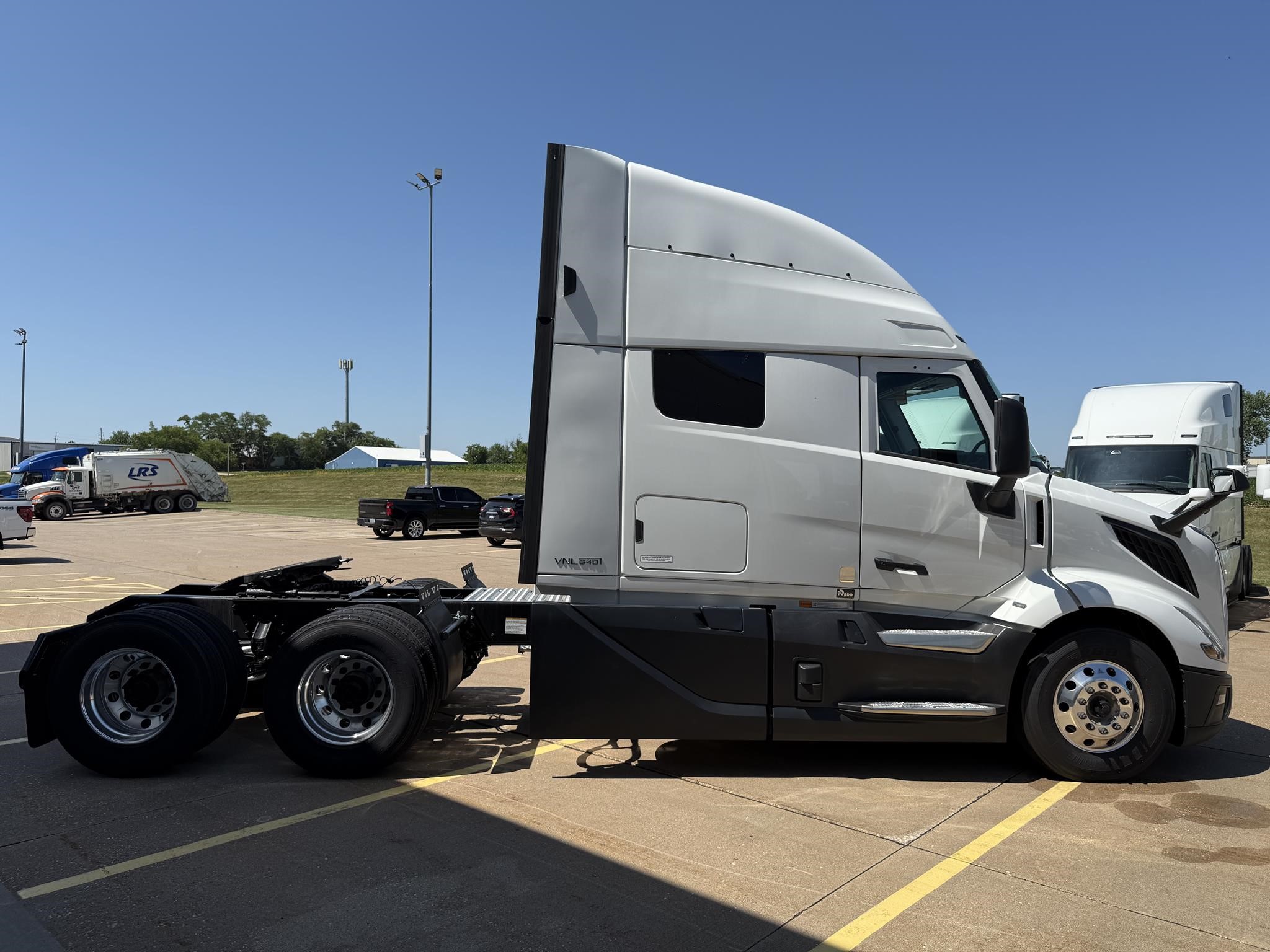 2026 VOLVO VNL64T640 - image 4 of 6