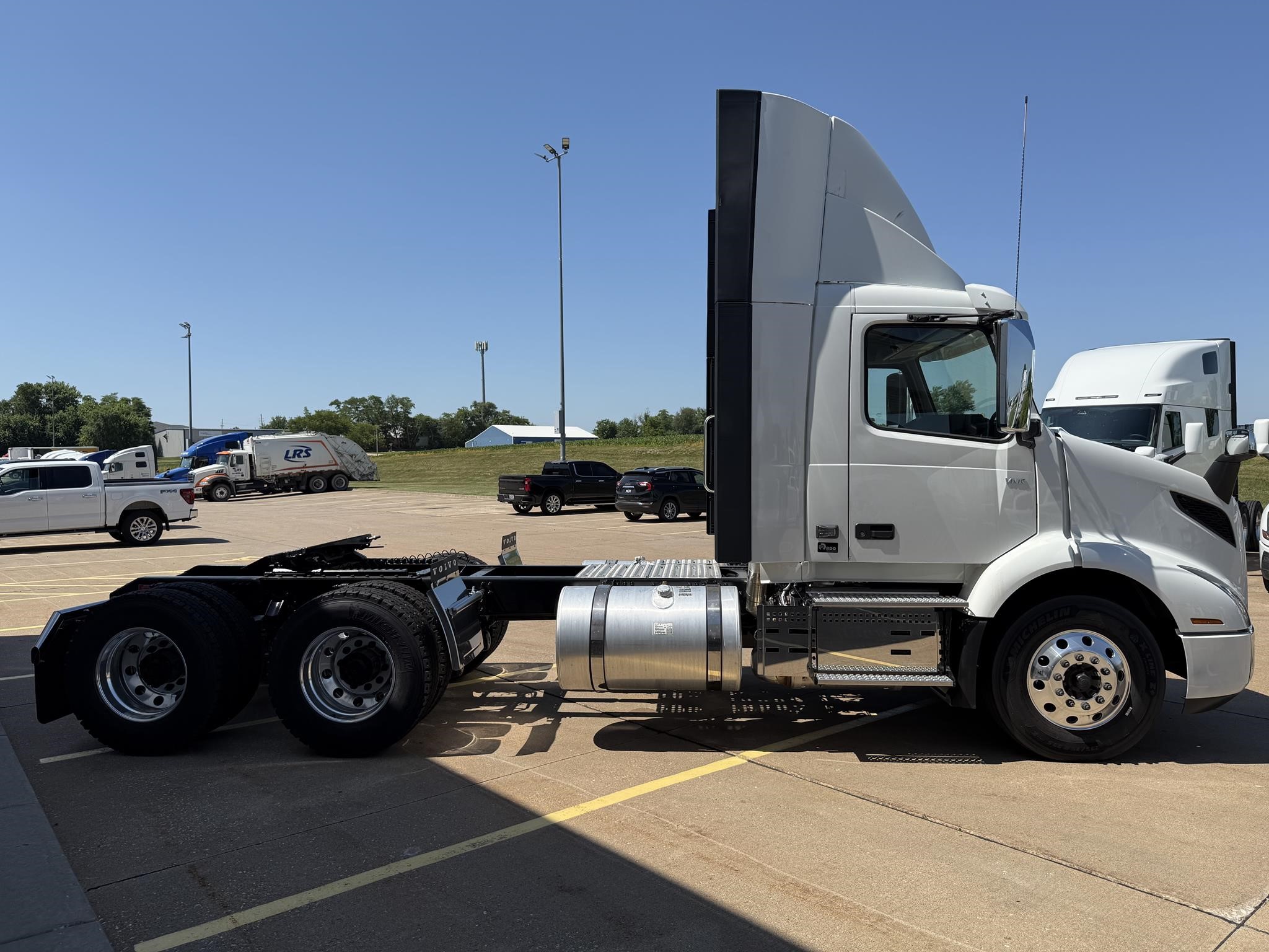 2026 VOLVO VNR64T300 - image 4 of 6
