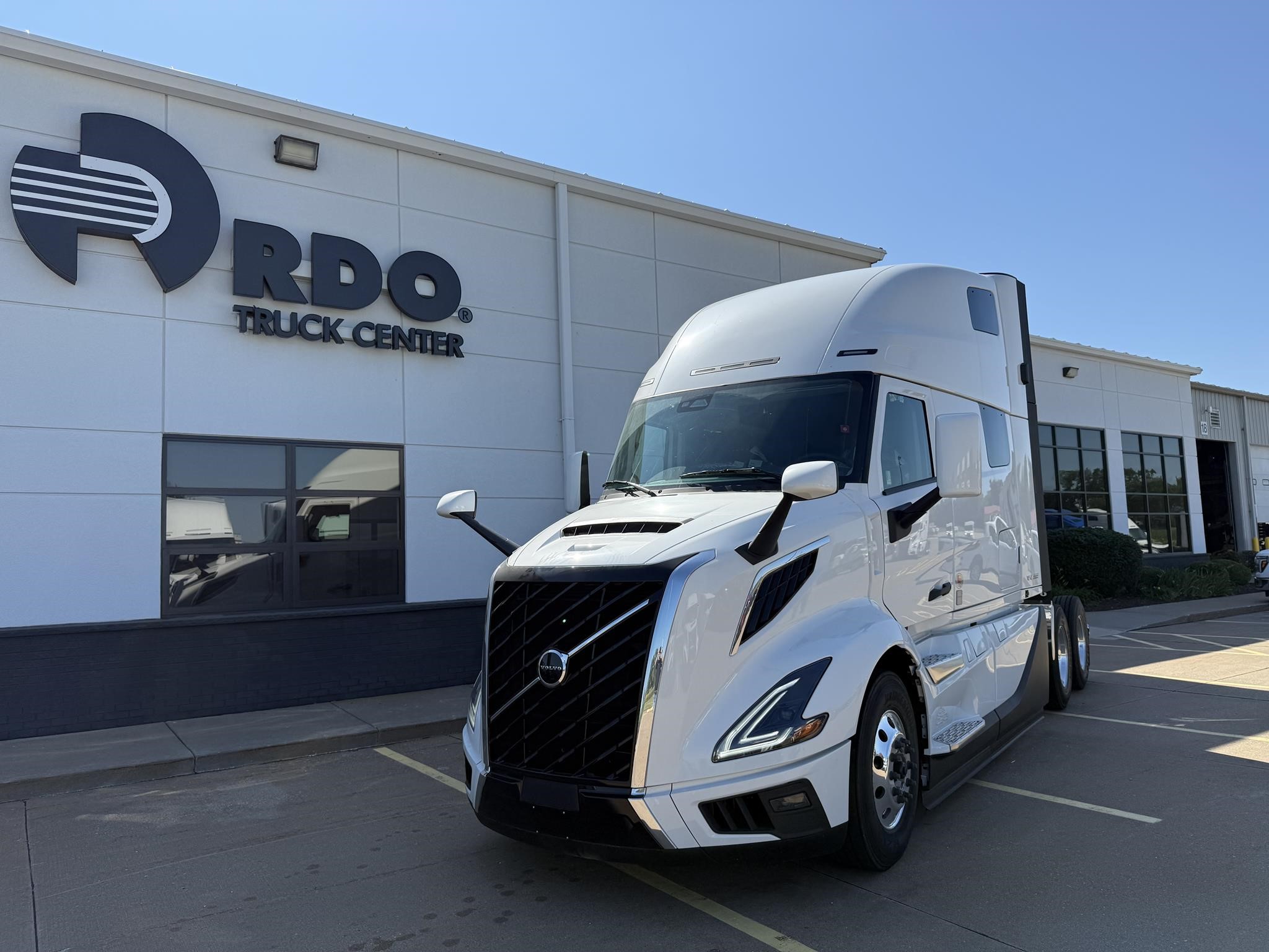 2026 VOLVO VNL64T860 - image 1 of 6