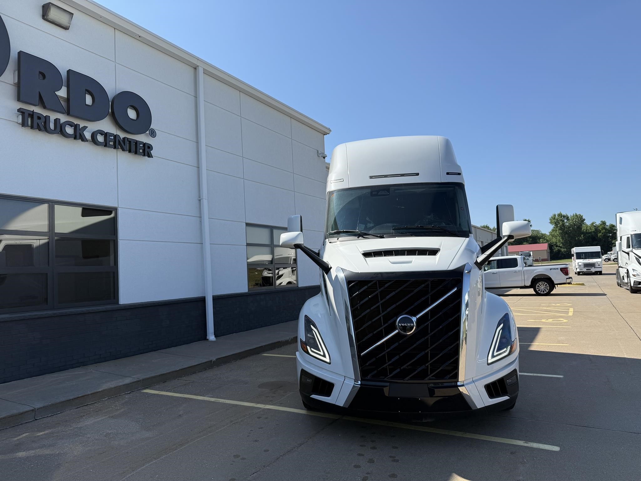 2026 VOLVO VNL64T860 - image 2 of 6