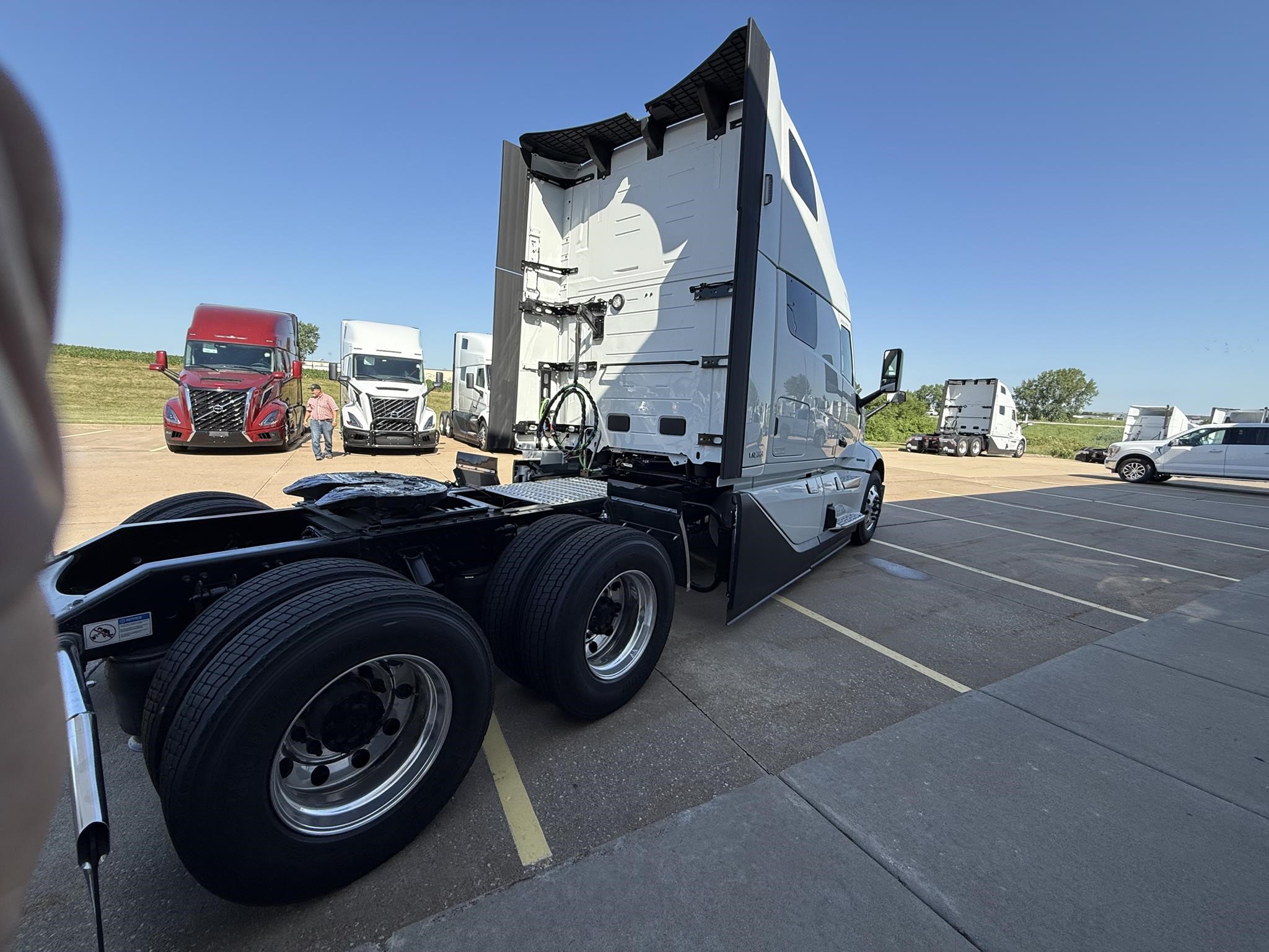 2026 VOLVO VNL64T860 - image 4 of 6