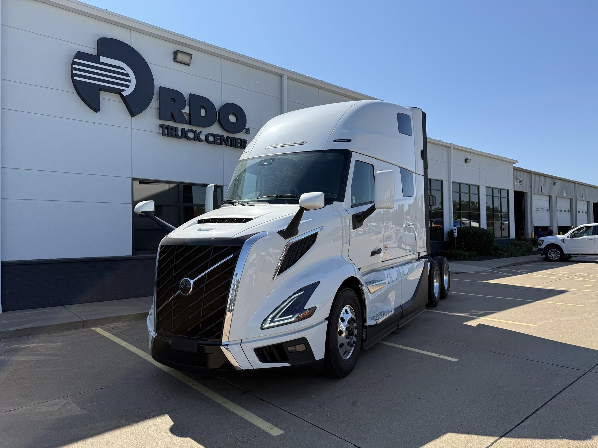 2026 VOLVO VNL64T860 - image 1 of 6