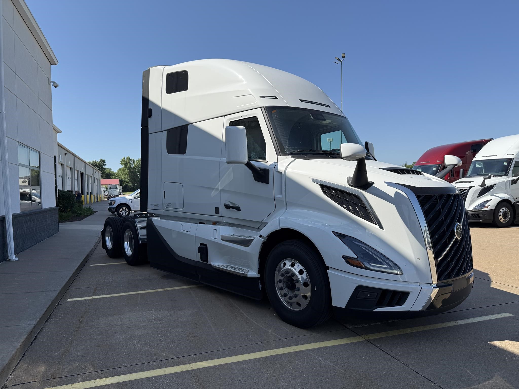 2026 VOLVO VNL64T860 - image 3 of 6