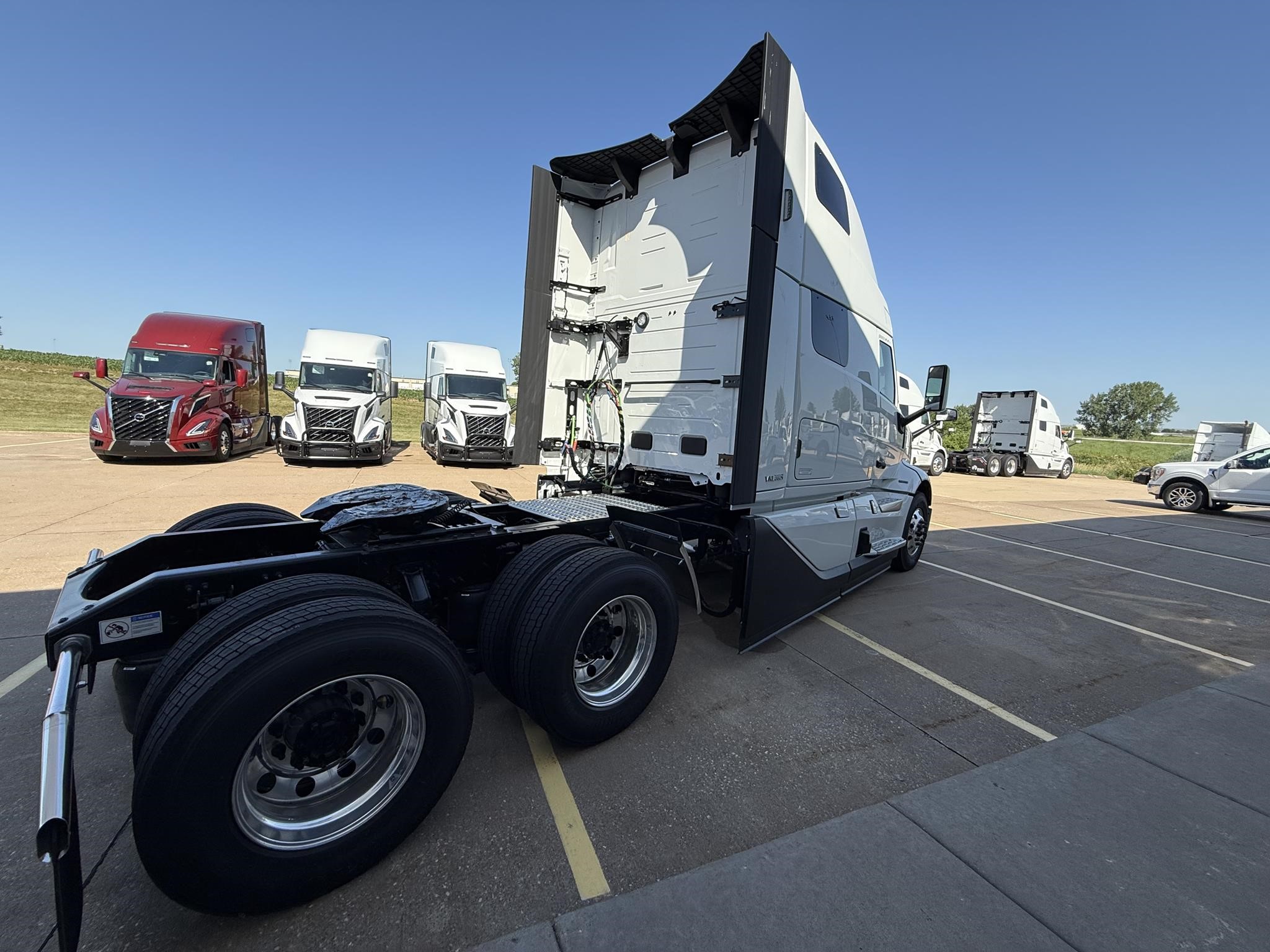2026 VOLVO VNL64T860 - image 4 of 6