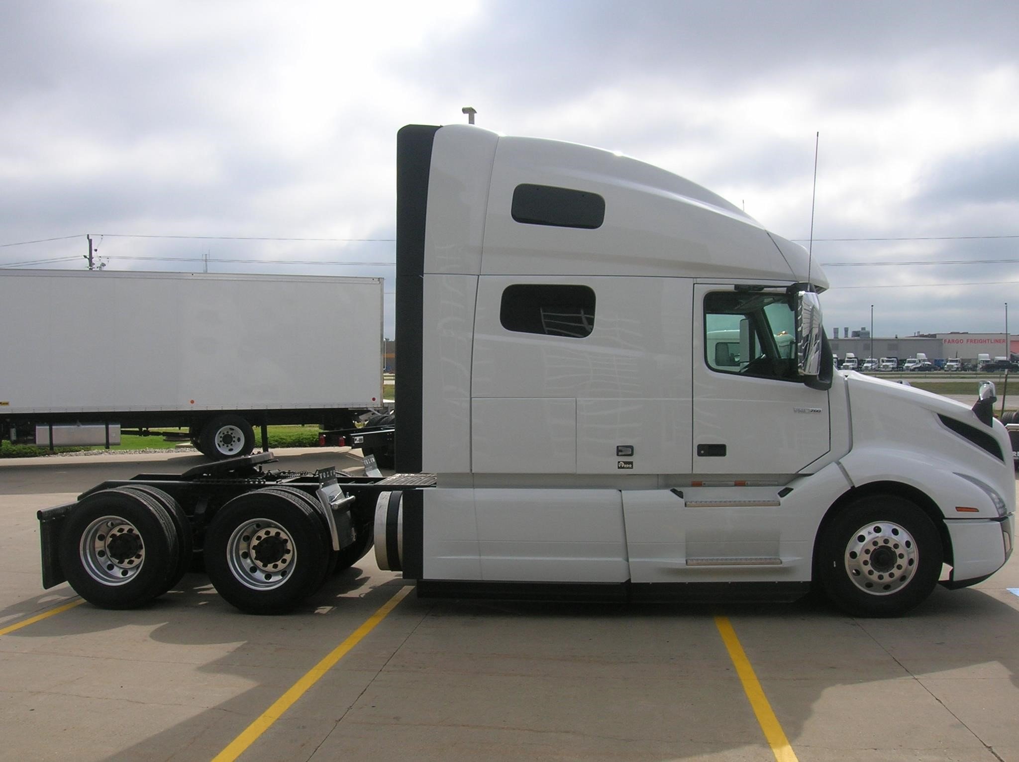 2026 VOLVO VNL64T760 - image 4 of 6