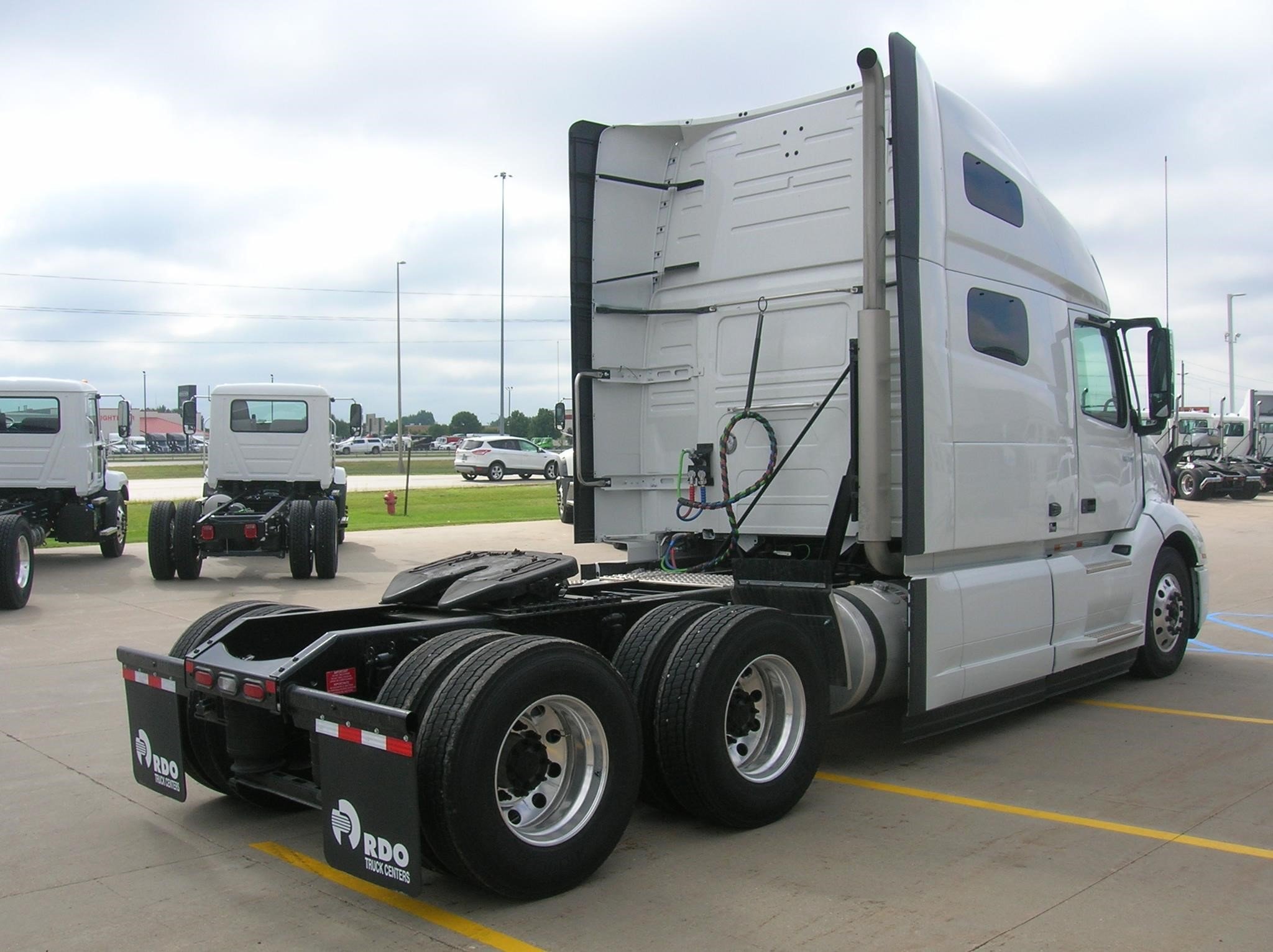 2026 VOLVO VNL64T760 - image 5 of 6