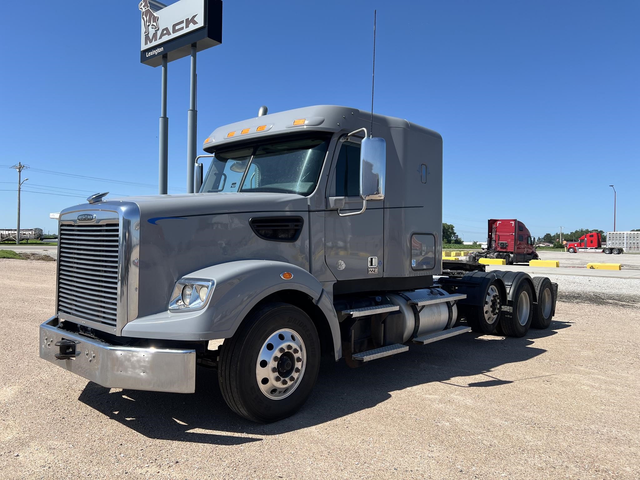 2020 FREIGHTLINER 122SD - image 1 of 6