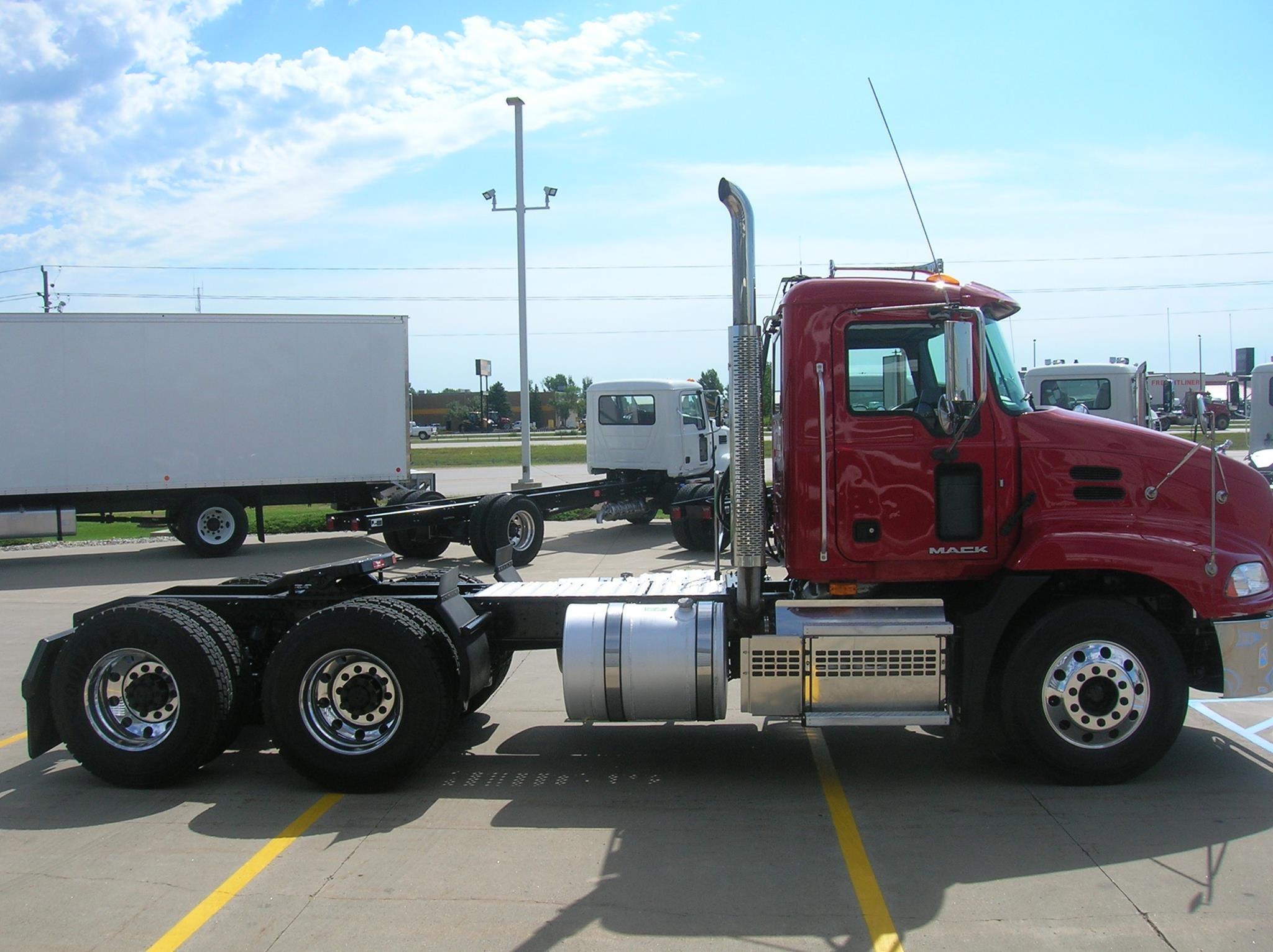 2018 MACK PINNACLE CXU613 - image 4 of 6