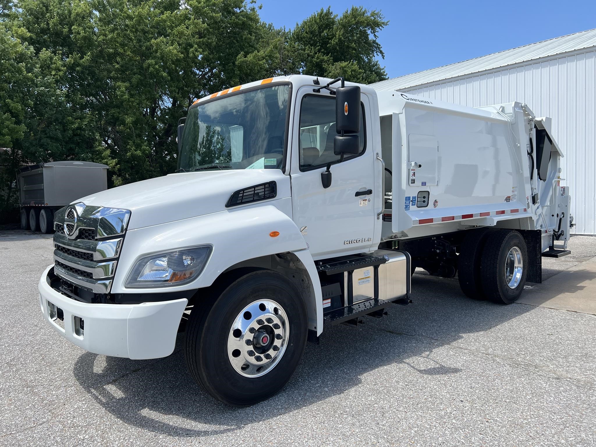 2025 HINO L7 - image 1 of 6