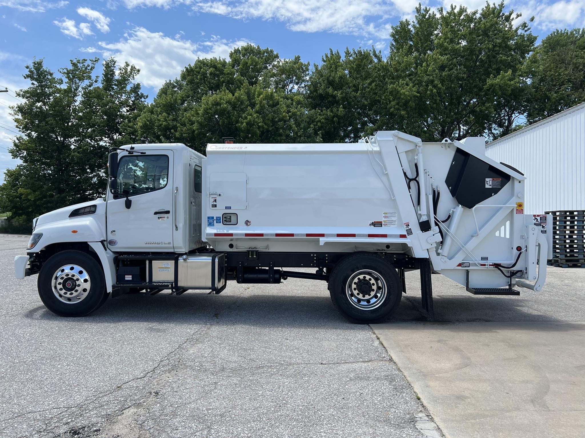 2025 HINO L7 - image 2 of 6