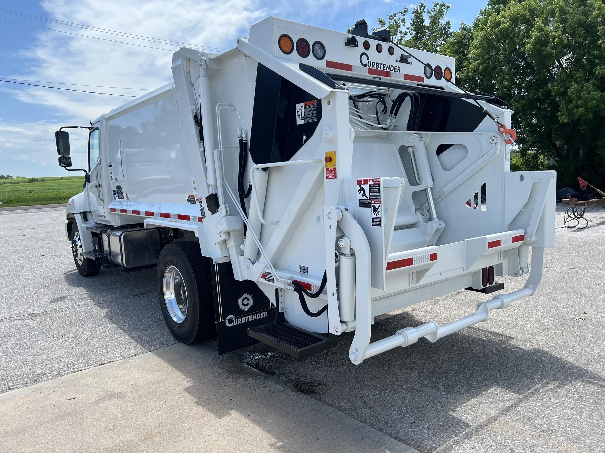 2025 HINO L7 - image 3 of 6