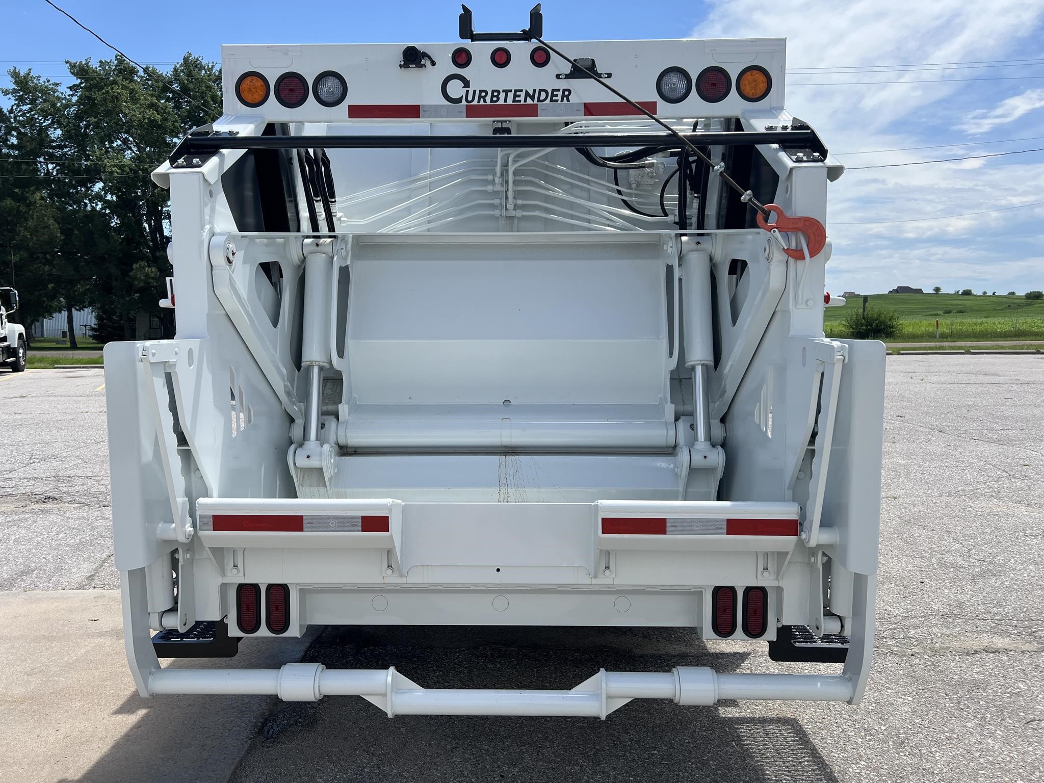 2025 HINO L7 - image 4 of 6