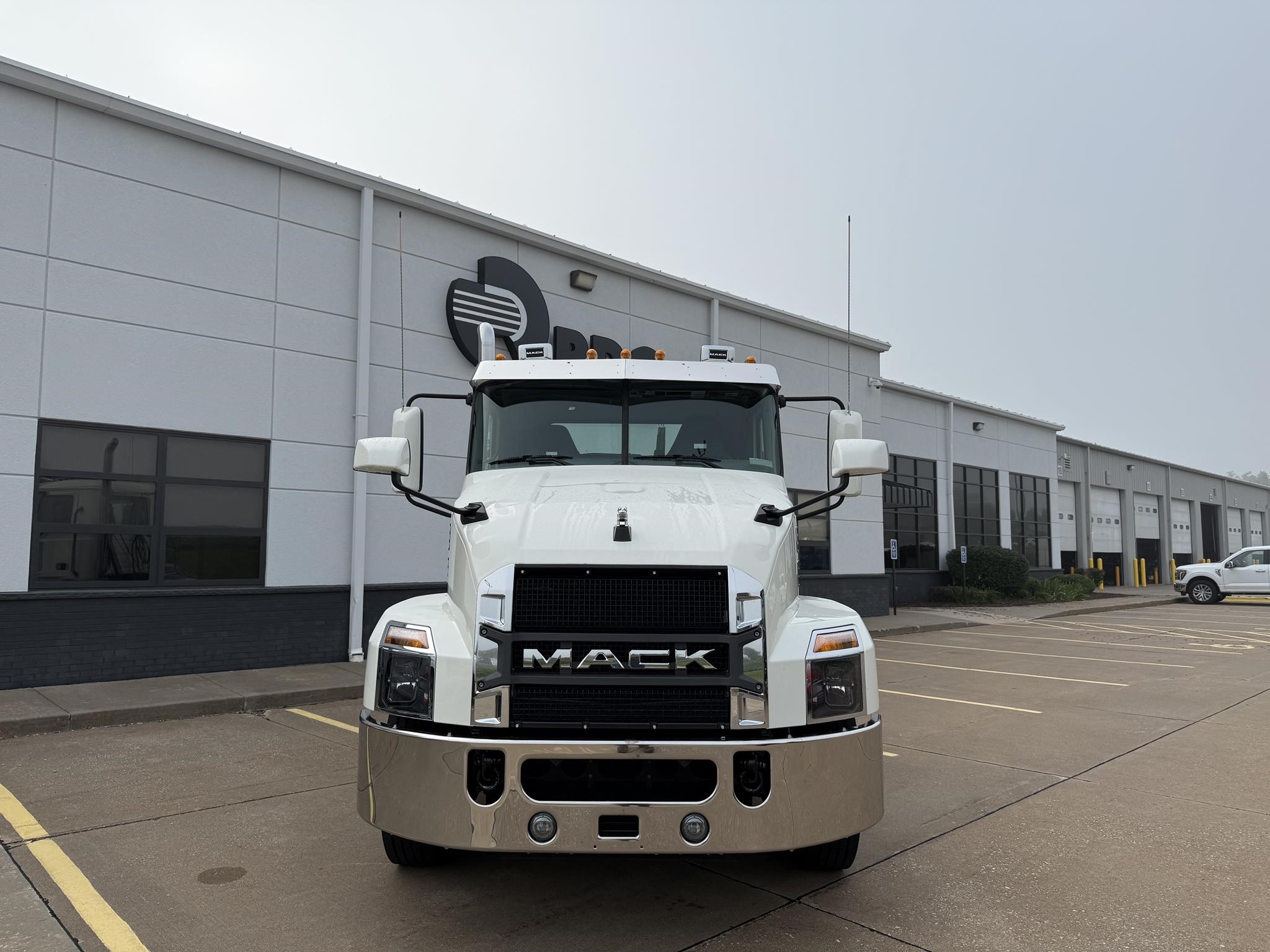 2026 MACK ANTHEM 64T - image 2 of 6