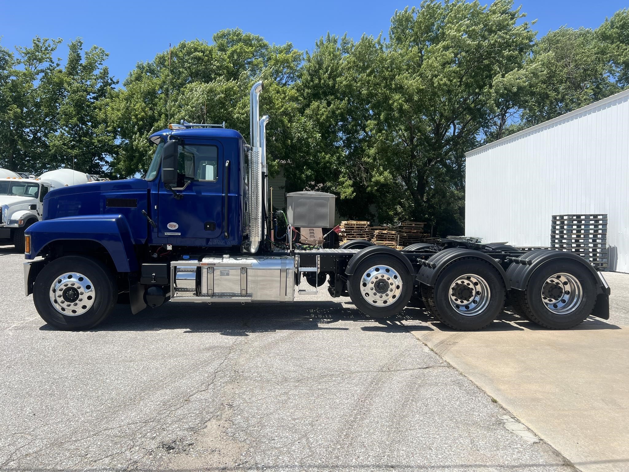 2025 MACK PINNACLE 84T - image 2 of 6