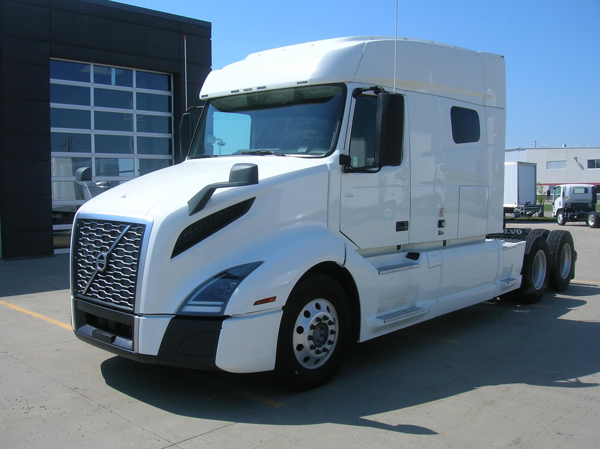 2019 VOLVO VNL64T740 - image 1 of 6