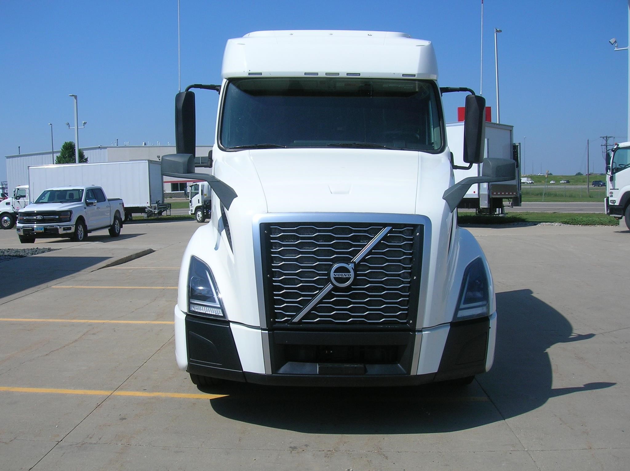 2019 VOLVO VNL64T740 - image 2 of 6