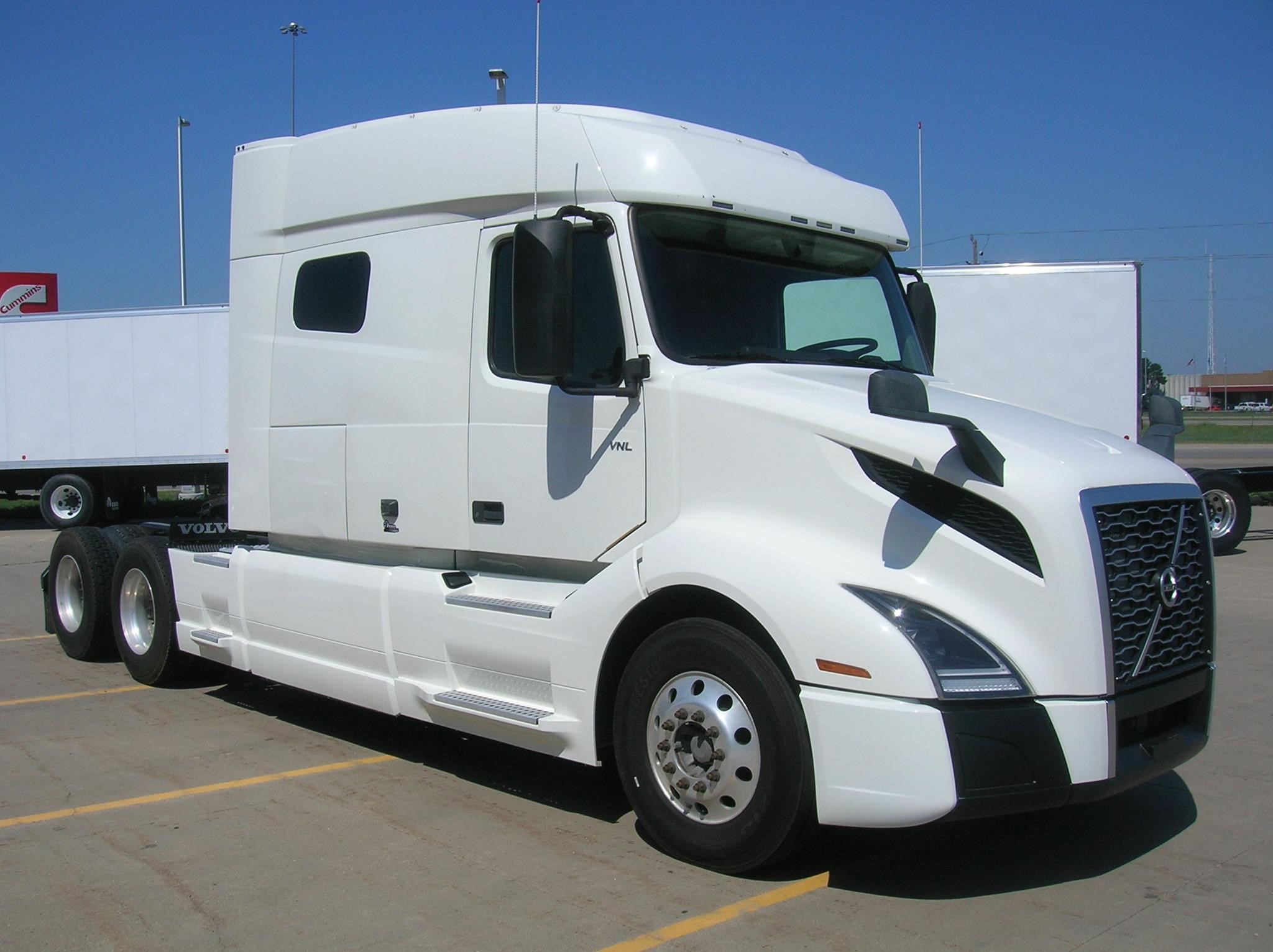 2019 VOLVO VNL64T740 - image 3 of 6