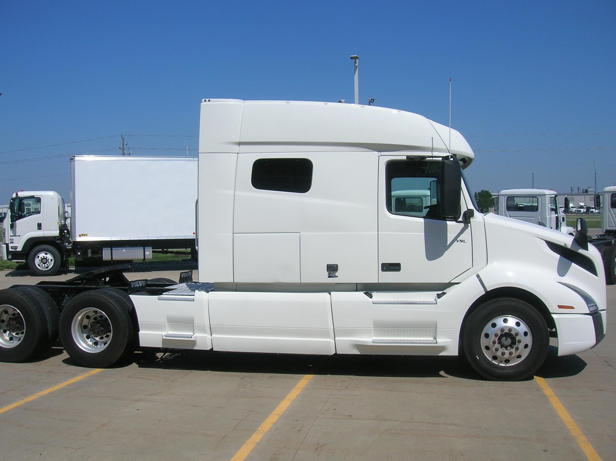 2019 VOLVO VNL64T740 - image 4 of 6