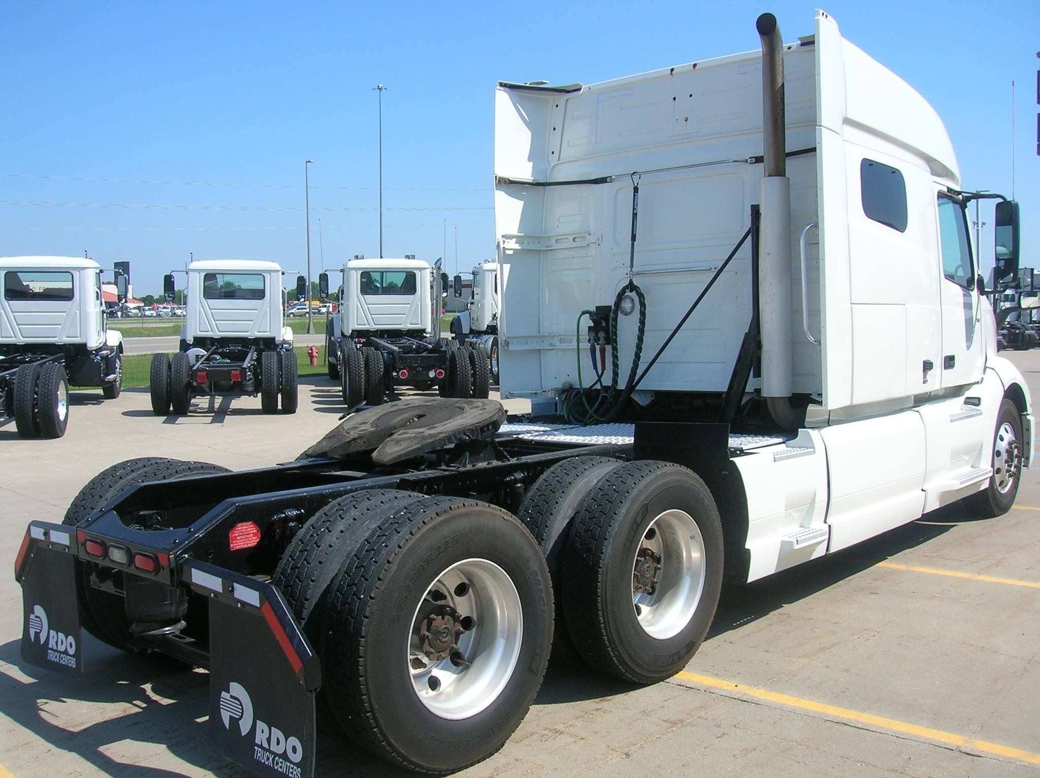 2019 VOLVO VNL64T740 - image 5 of 6