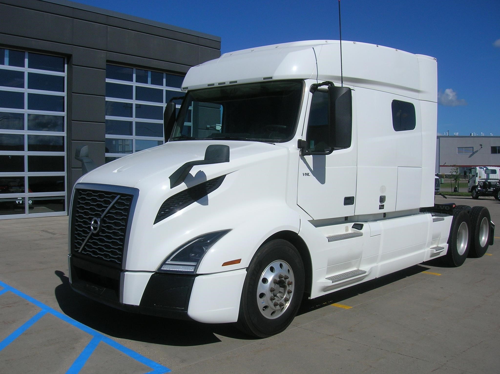 2020 VOLVO VNL64T740 - image 1 of 6