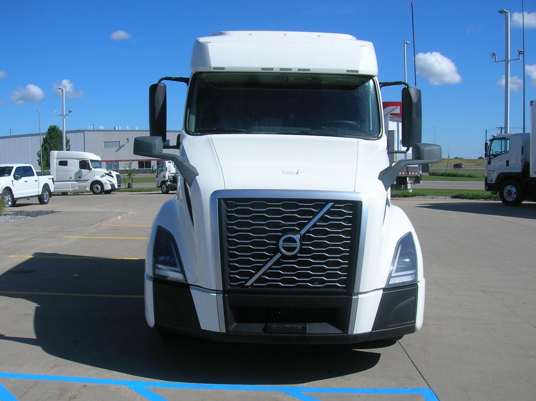 2020 VOLVO VNL64T740 - image 2 of 6