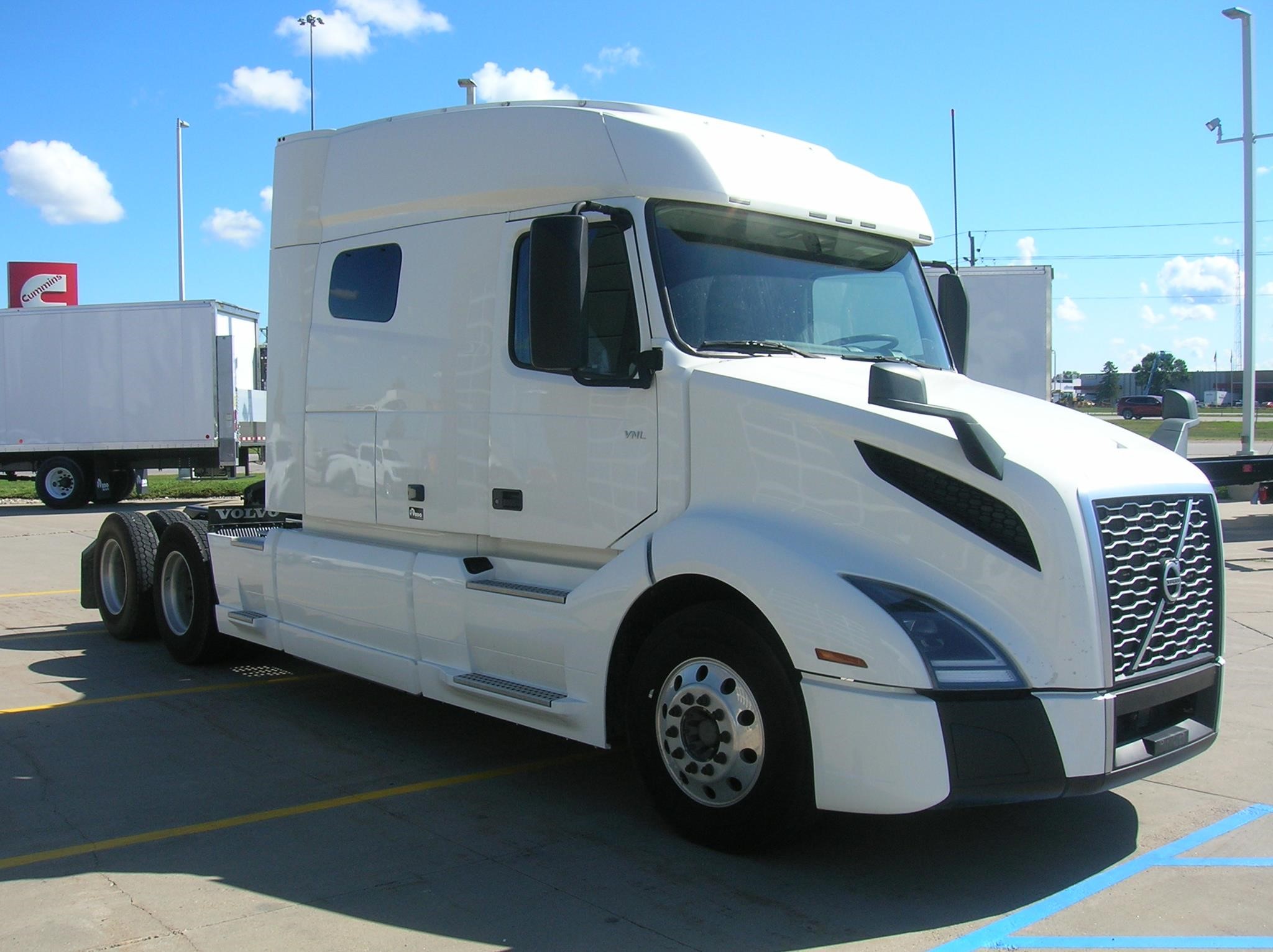 2020 VOLVO VNL64T740 - image 3 of 6