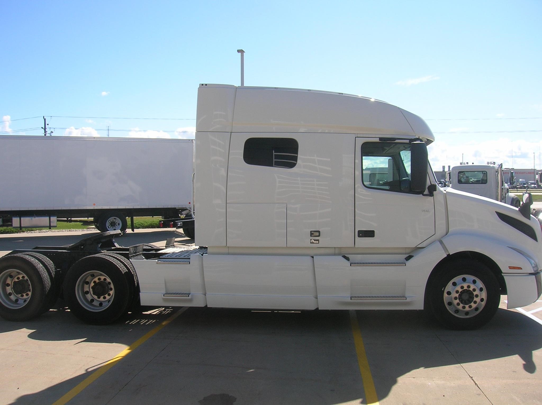 2020 VOLVO VNL64T740 - image 4 of 6