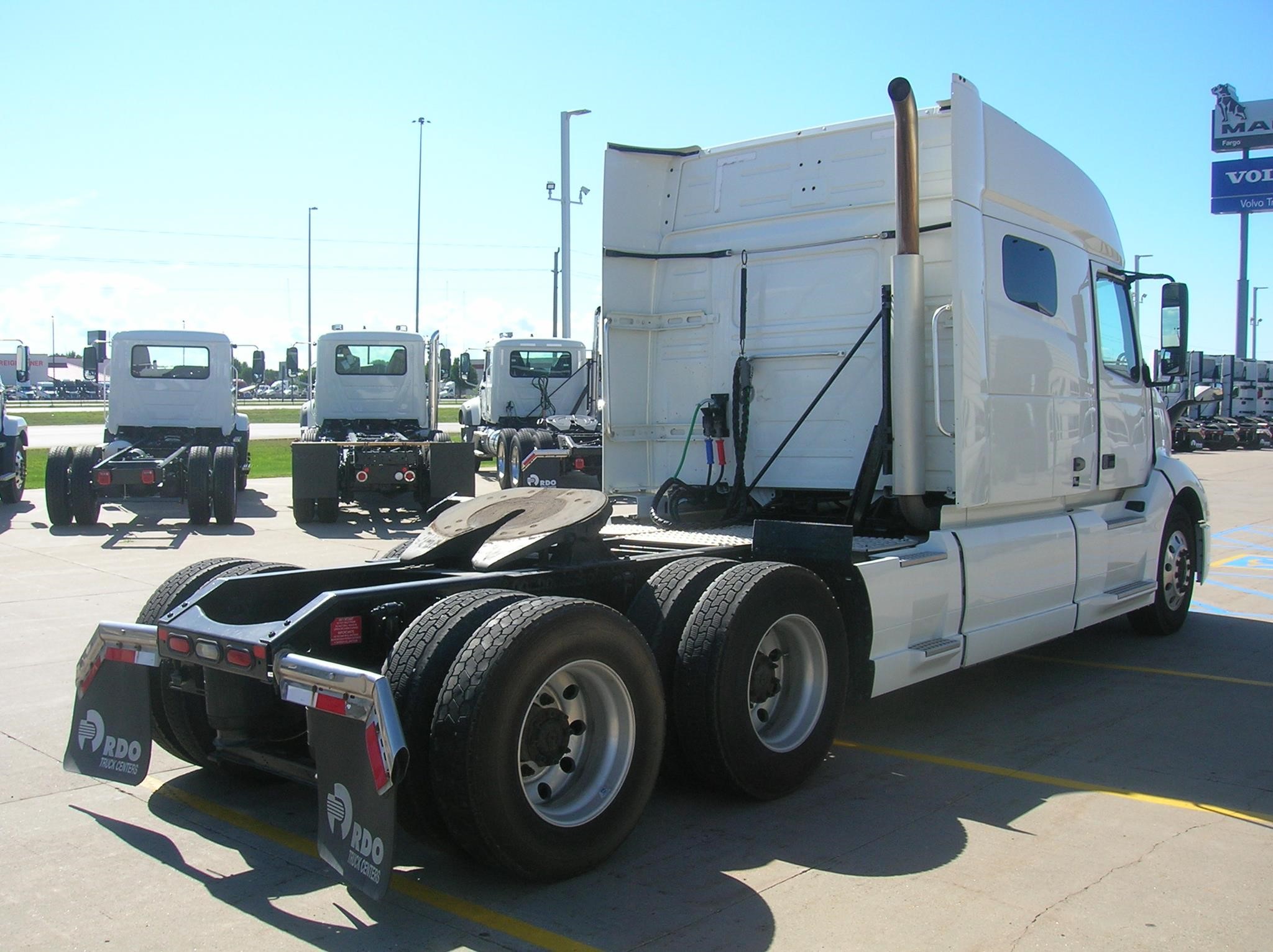 2020 VOLVO VNL64T740 - image 5 of 6