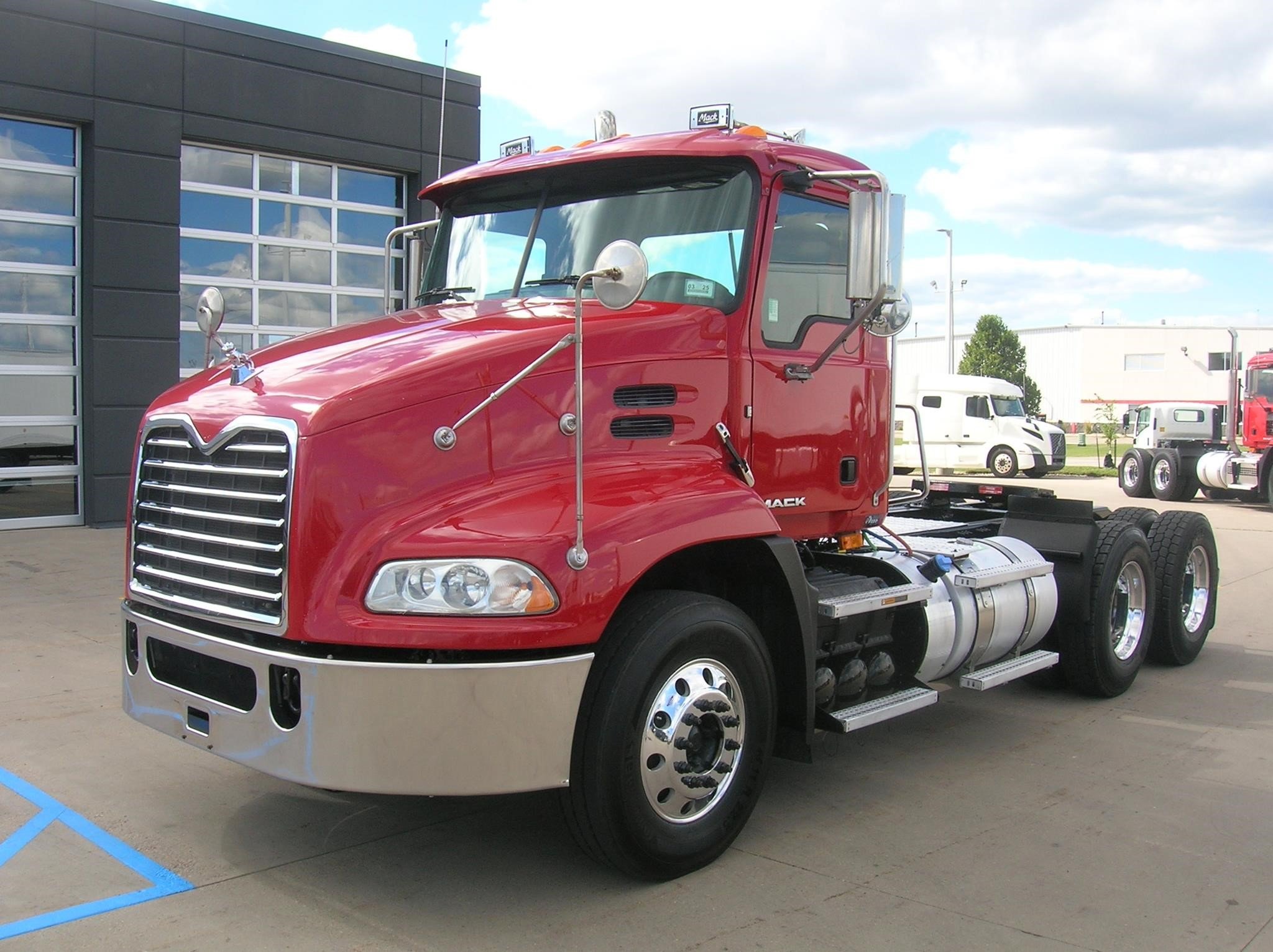 2018 MACK PINNACLE CXU613 - image 1 of 6