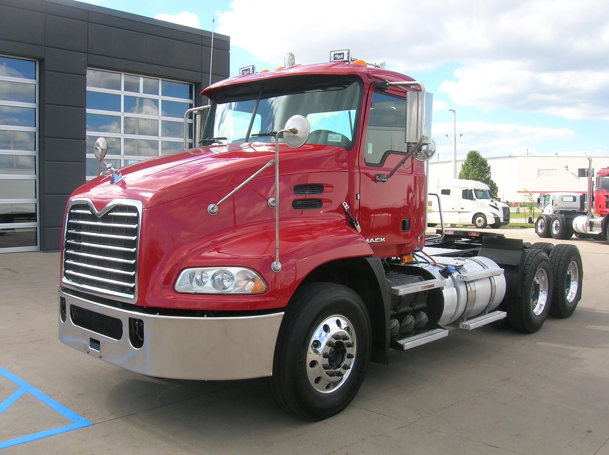 2018 MACK PINNACLE CXU613 - image 1 of 6