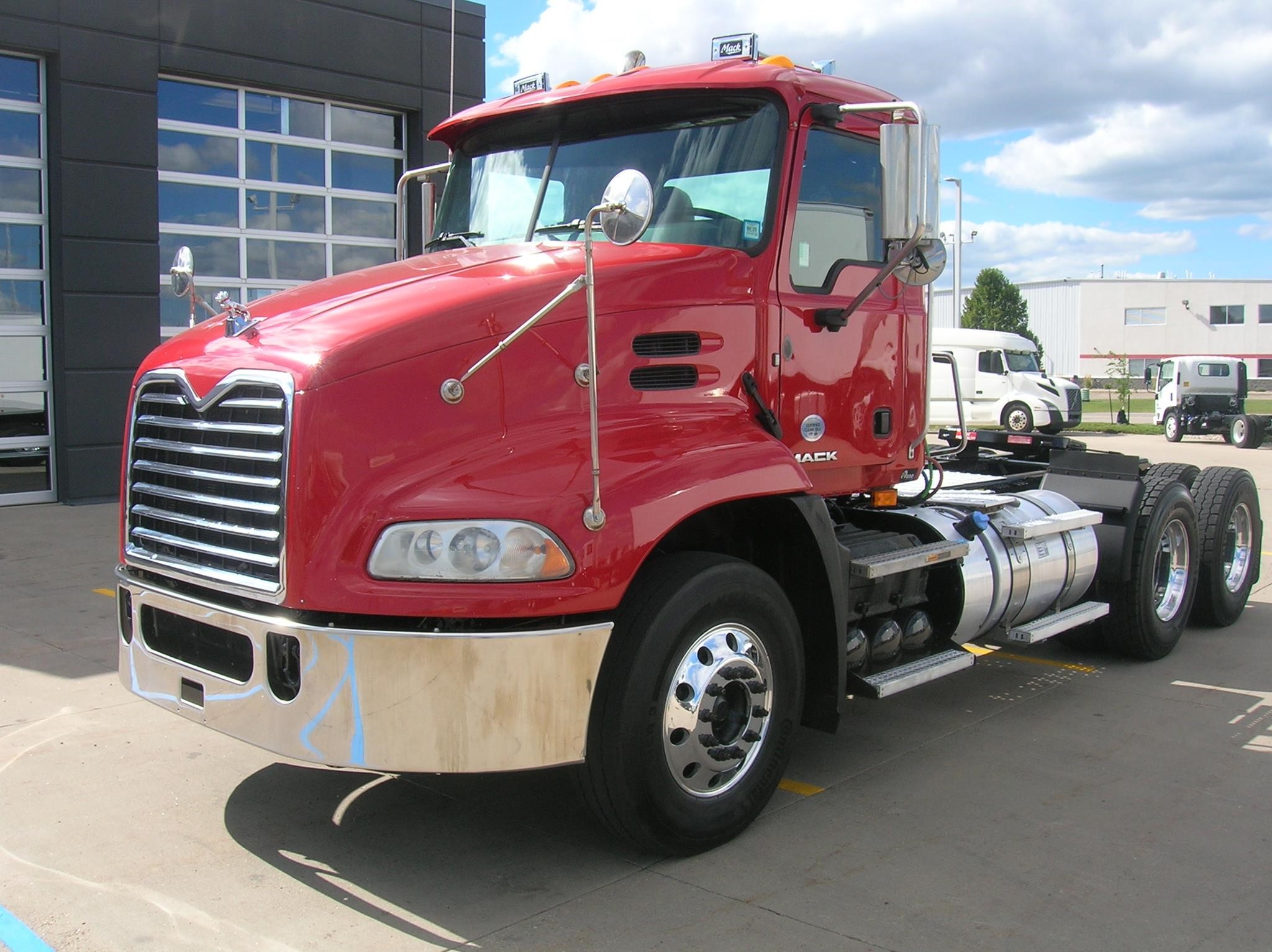 2018 MACK PINNACLE CXU613 - image 1 of 6