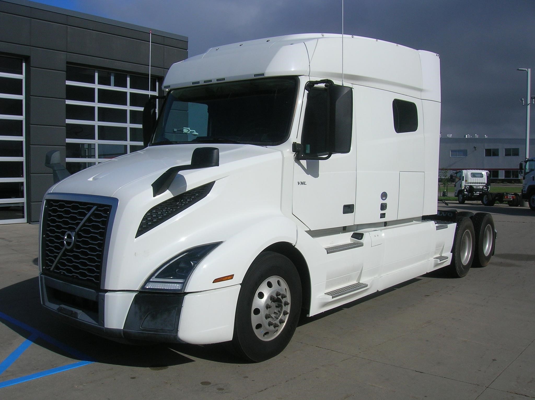 2019 VOLVO VNL64T740 - image 1 of 6