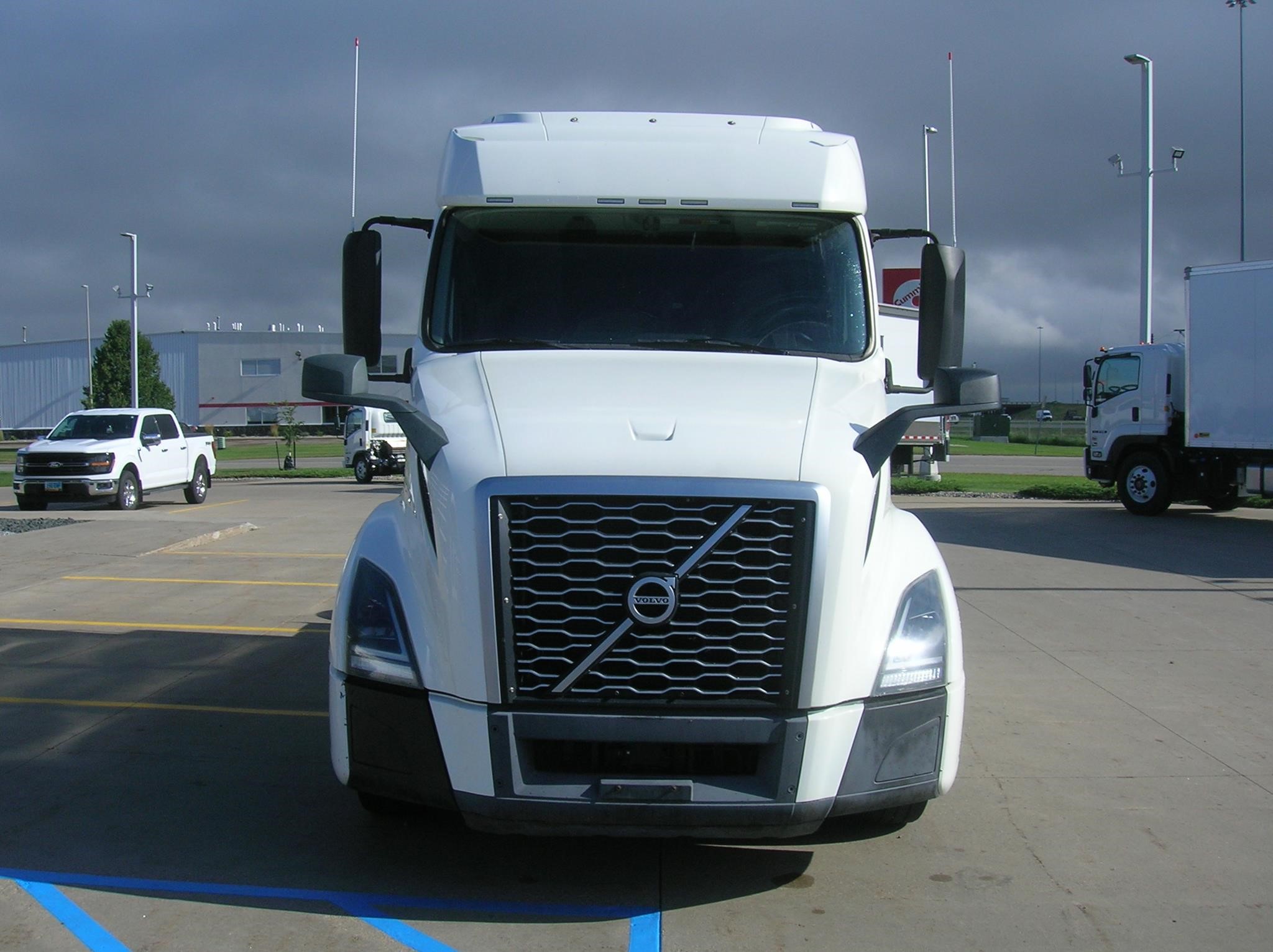 2019 VOLVO VNL64T740 - image 2 of 6