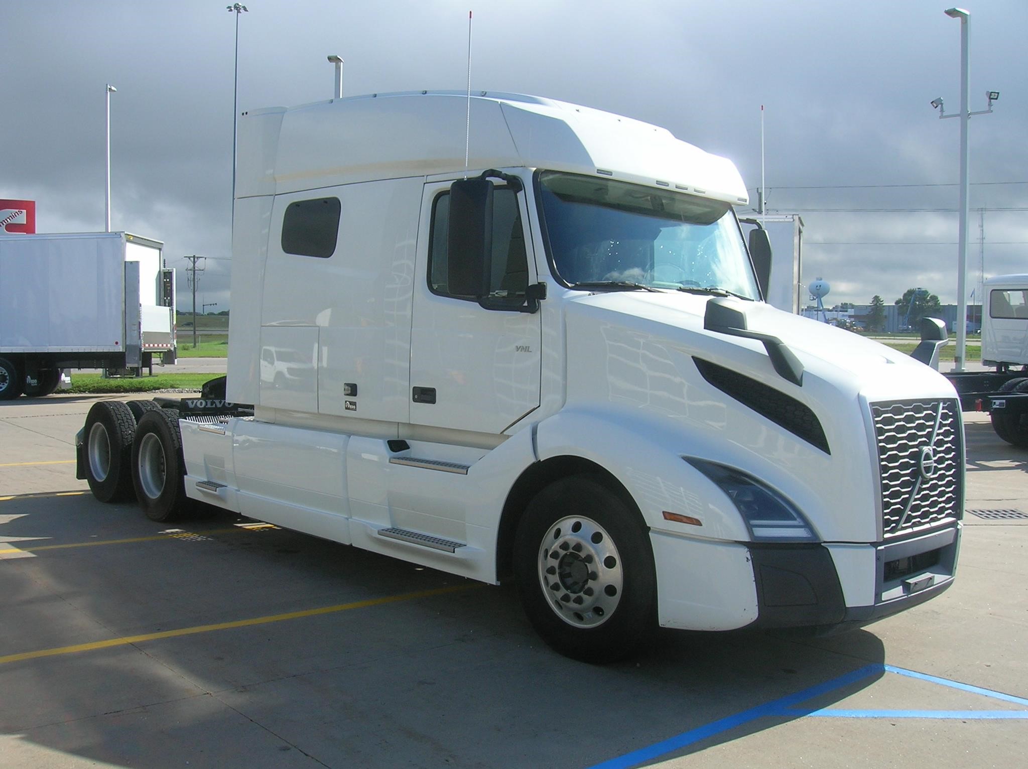 2019 VOLVO VNL64T740 - image 3 of 6