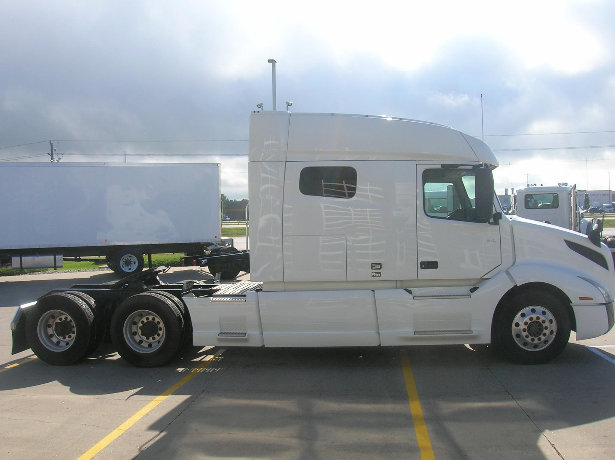 2019 VOLVO VNL64T740 - image 4 of 6