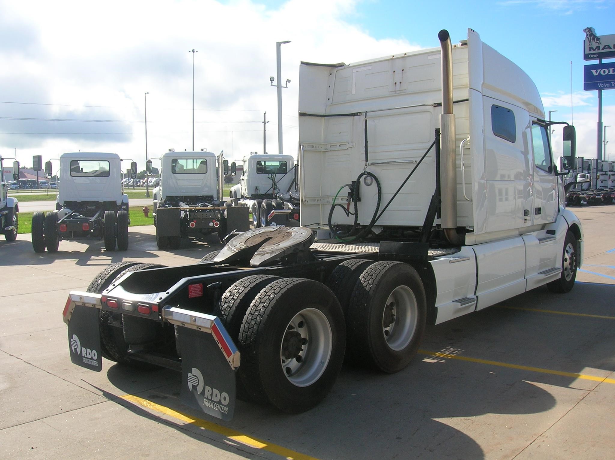 2019 VOLVO VNL64T740 - image 5 of 6