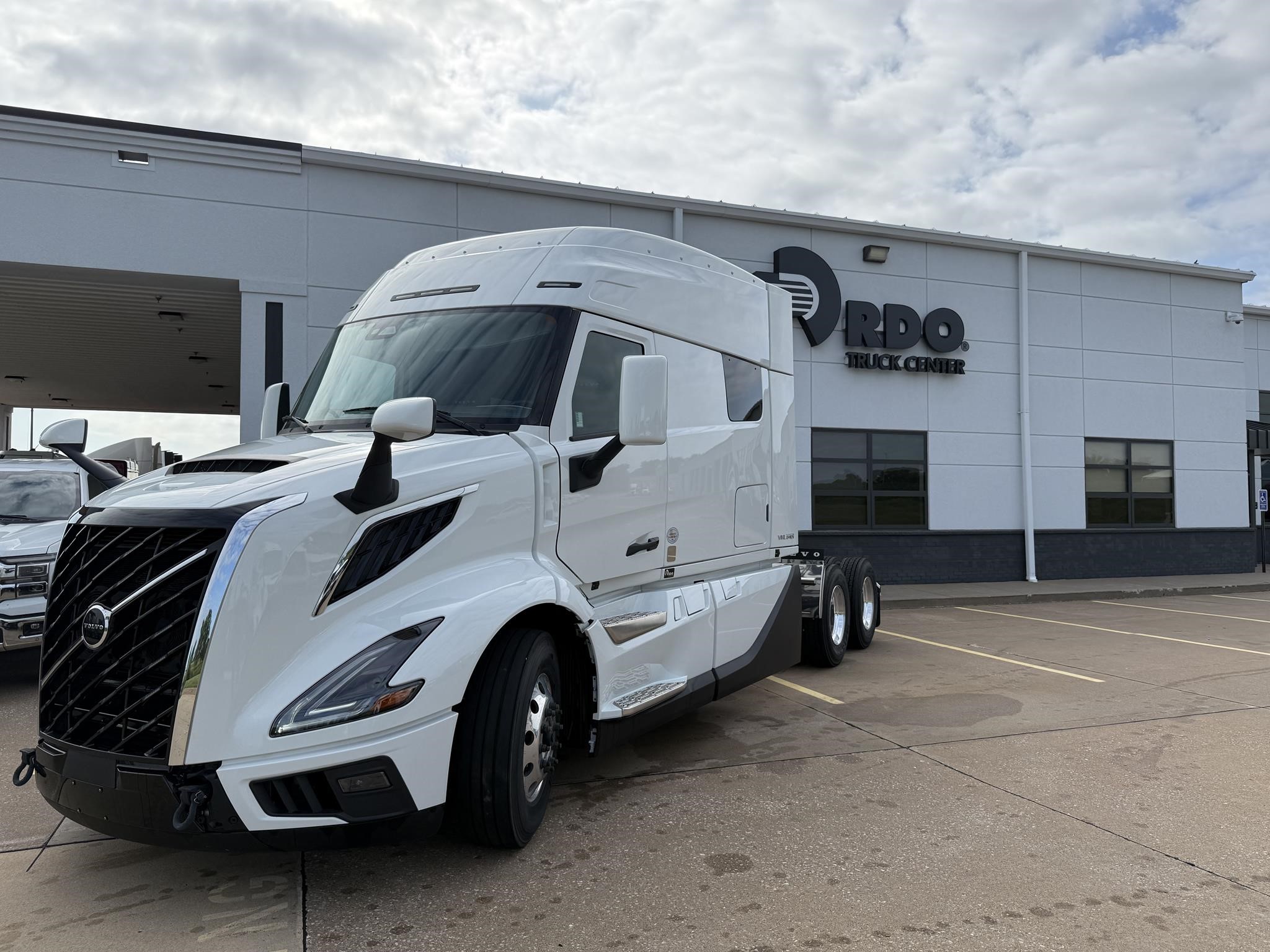 2025 VOLVO VNL64T840 - image 1 of 6