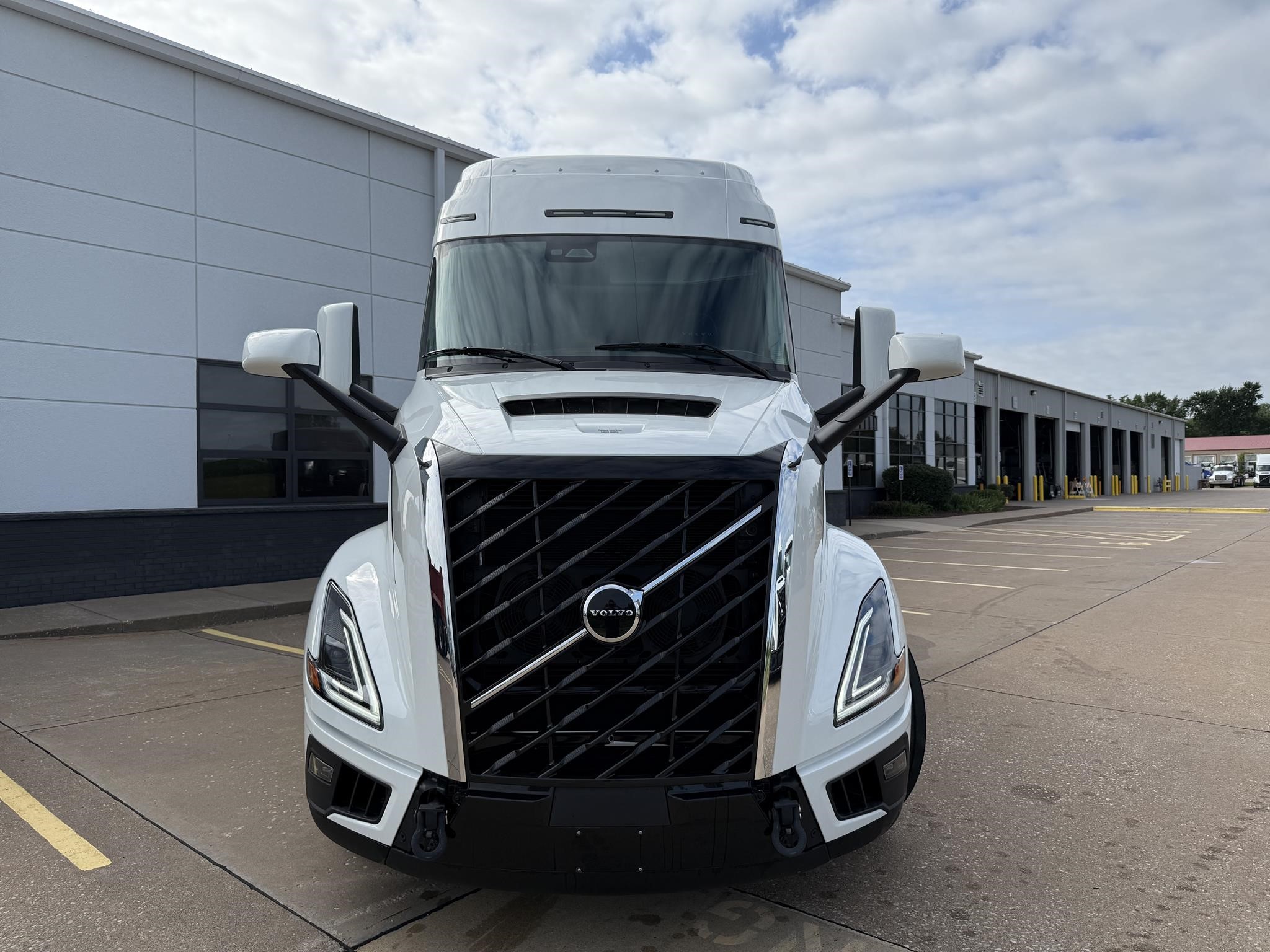 2025 VOLVO VNL64T840 - image 2 of 6